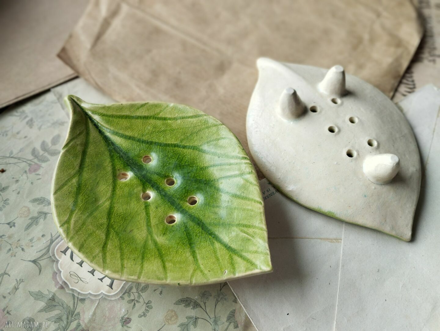 Mydelniczka ceramiczna w kształcie liścia na nóżkach - butelkowa zieleń