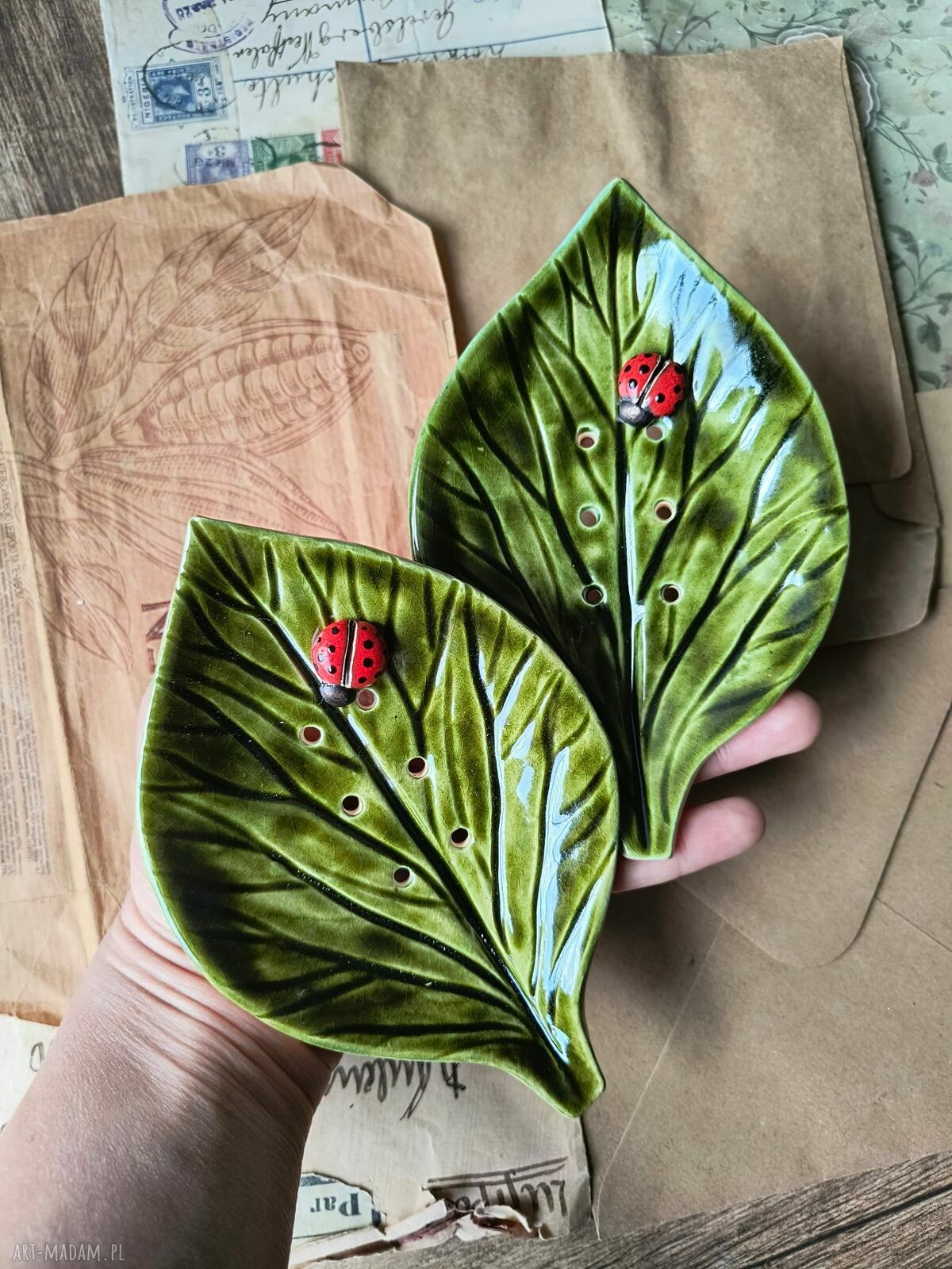 Mydelniczka ceramiczna z biedronką - ręcznie szkliwiony liść