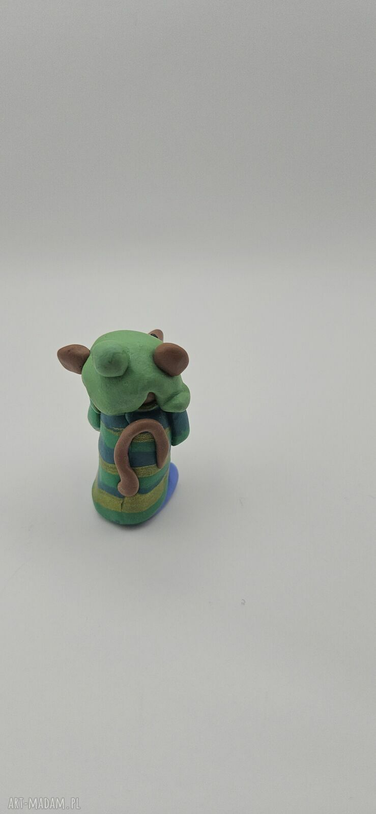 Figurka myszka z modeliny Felek - ozdoba domu na biurko
