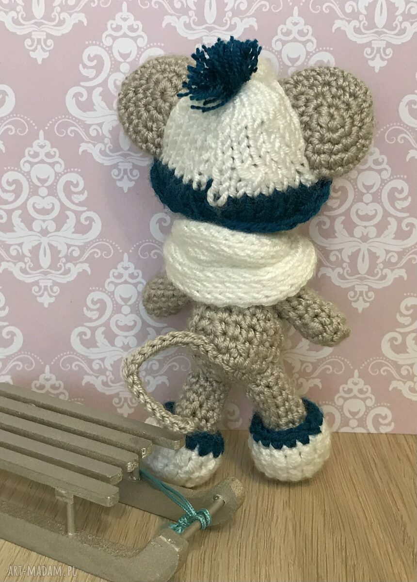 Myszka na sankach - szydełkowa maskotka amigurumi 11 cm