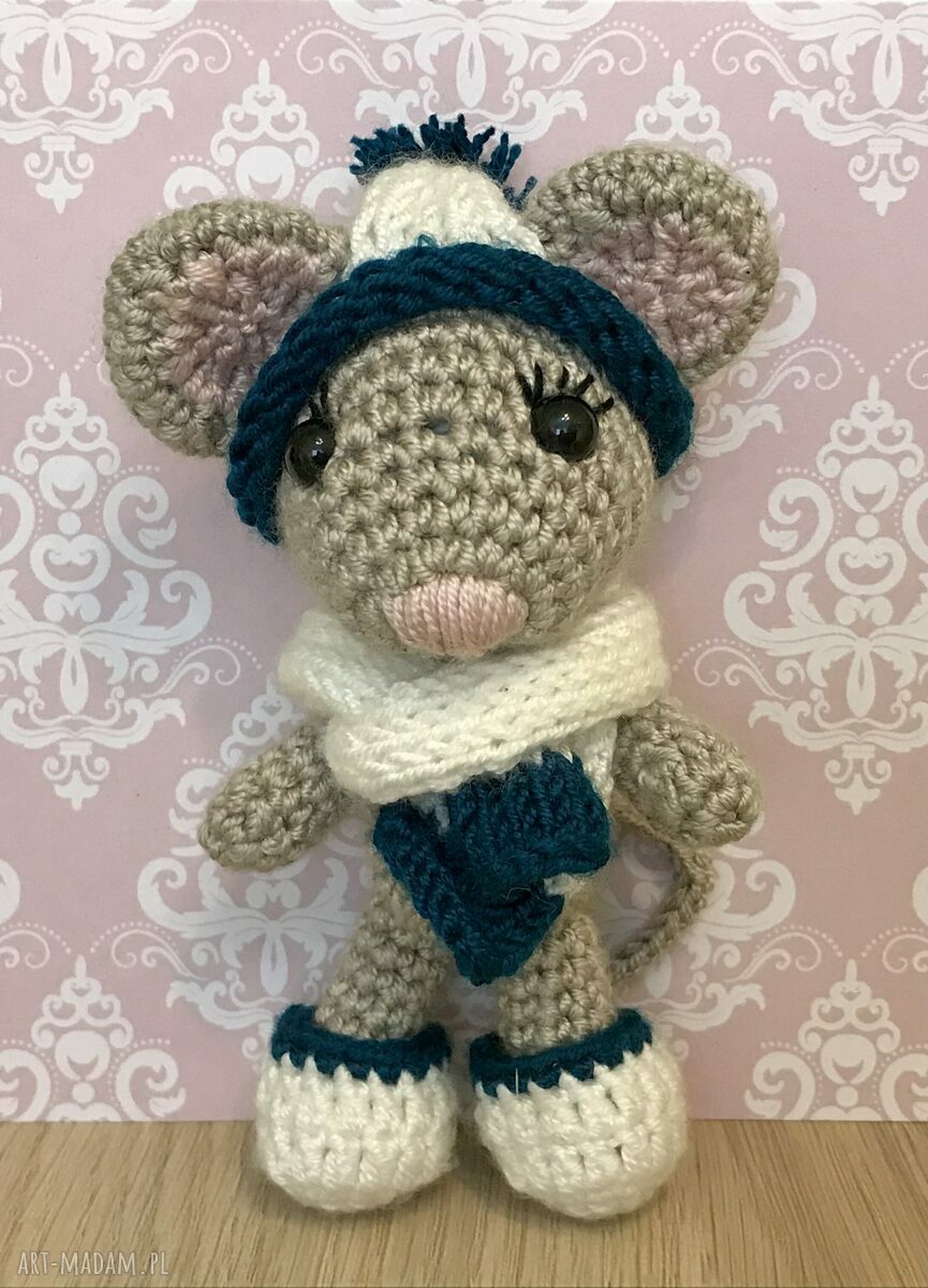 Myszka na sankach - szydełkowa maskotka amigurumi 11 cm