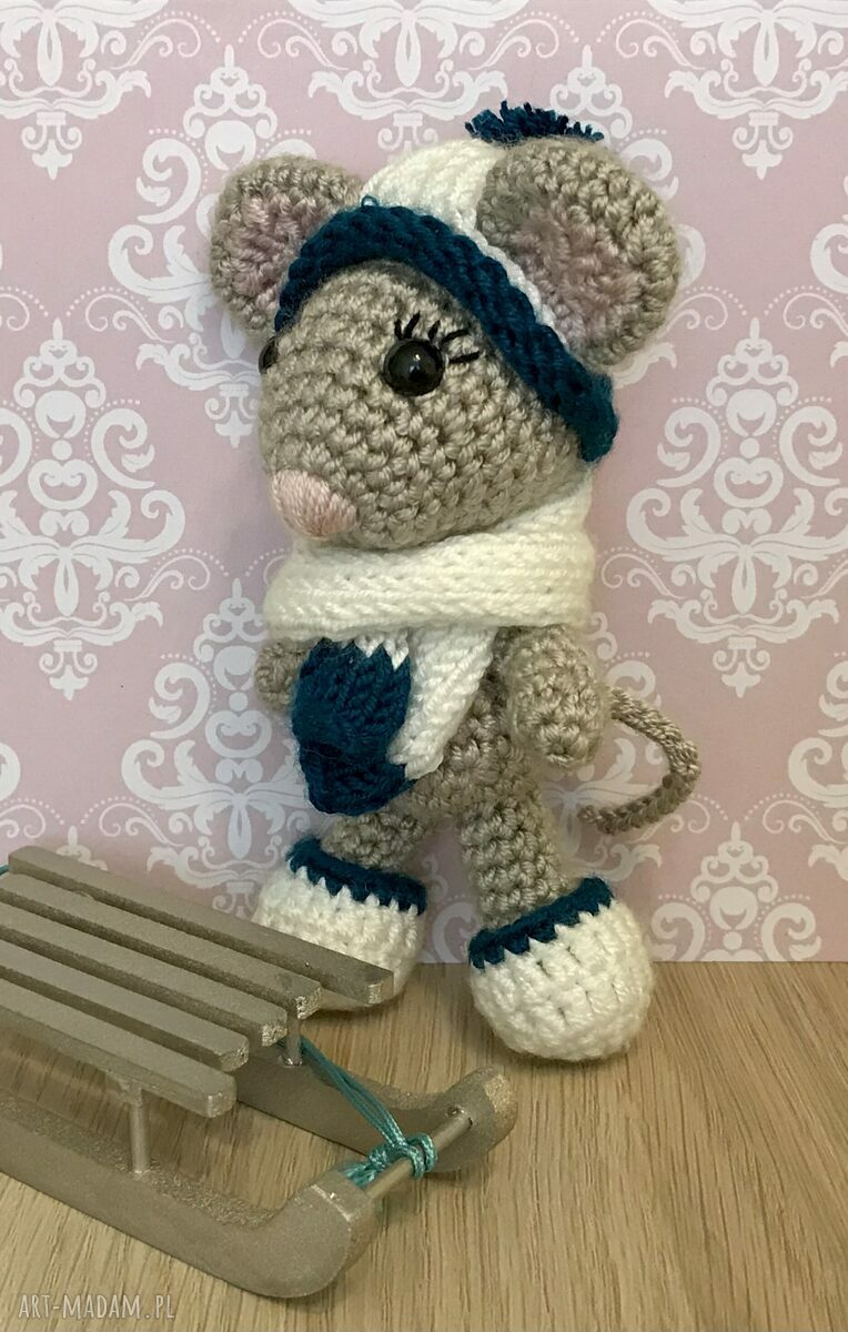Myszka na sankach - szydełkowa maskotka amigurumi 11 cm