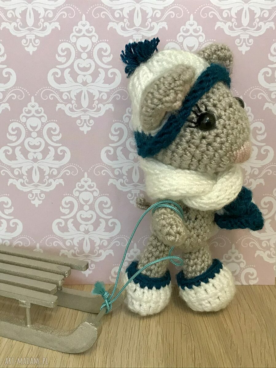 Myszka na sankach - szydełkowa maskotka amigurumi 11 cm