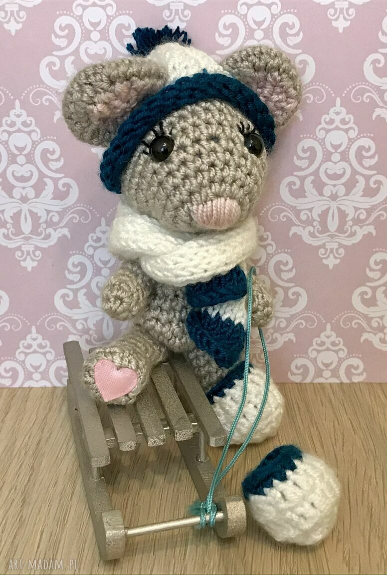 Myszka na sankach - szydełkowa maskotka amigurumi 11 cm