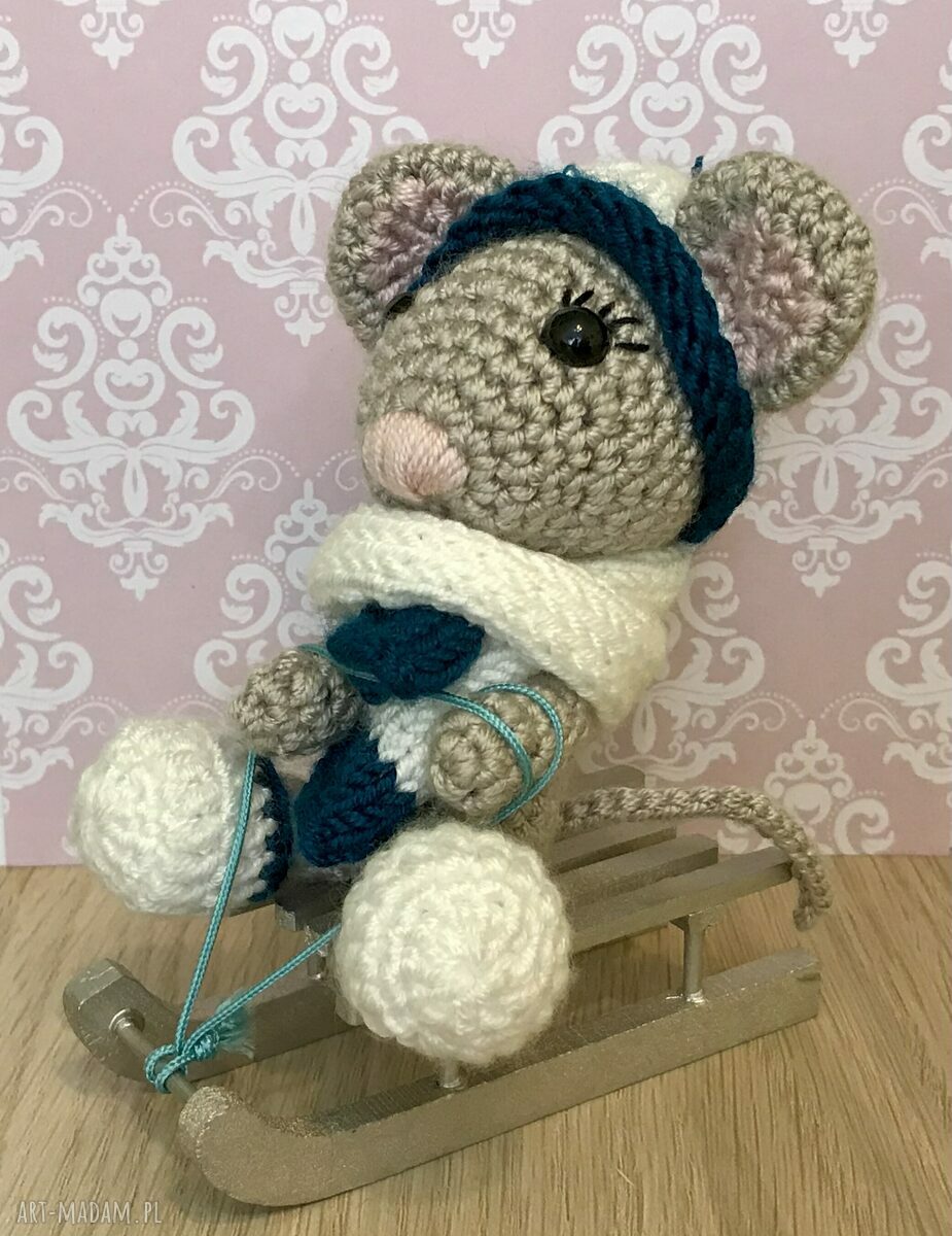 Myszka na sankach - szydełkowa maskotka amigurumi 11 cm