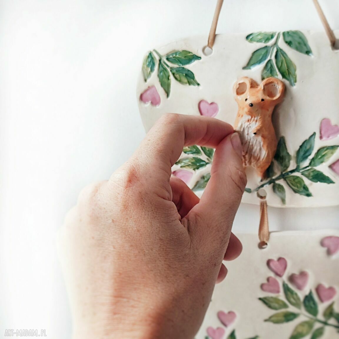 Myszka w kwiatach - ceramiczna dekoracja ścienna