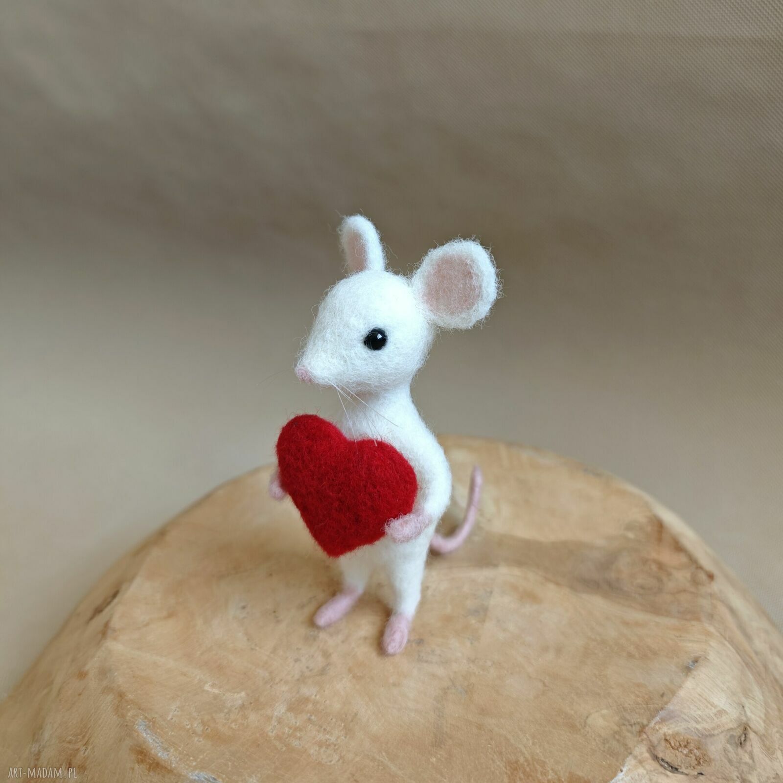 Myszka z serduchem - filcowana figurka z wełny (12 cm)