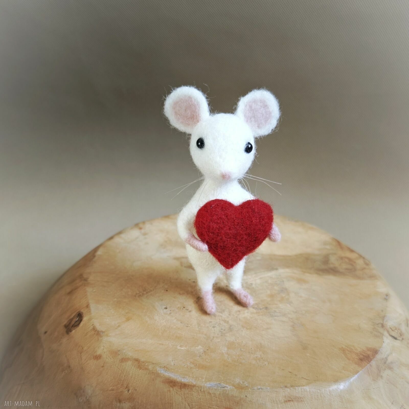 Myszka z serduchem - filcowana figurka z wełny 12 cm