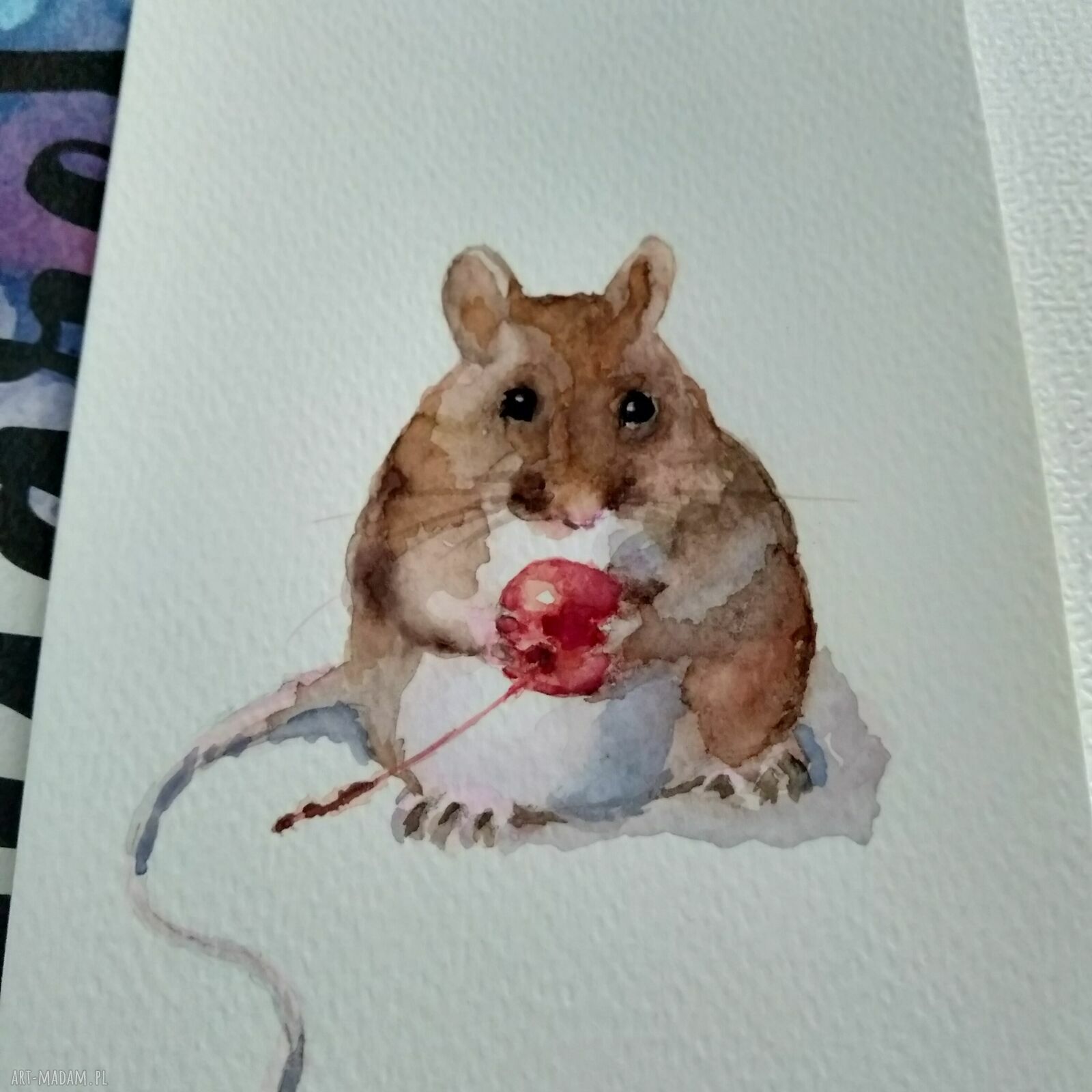Myszka z wisienką - bajkowa ilustracja akwarela 10x15 cm