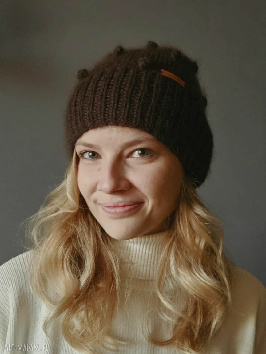 Czapka Luxe na drutach ręcznie robiona damska czapka zimowa The Wool Art