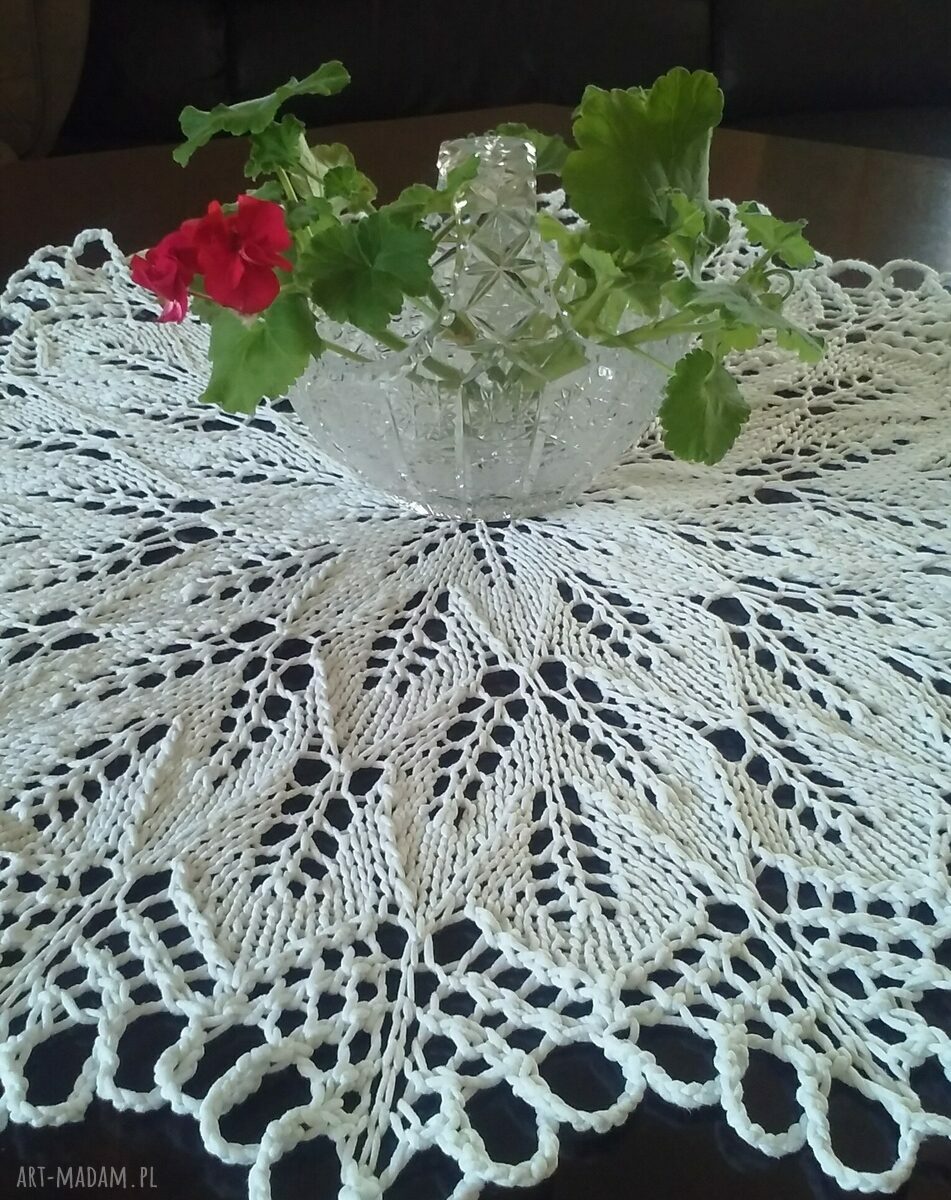 Biały obrus na drutach - okrągła koronkowa serweta 75 cm