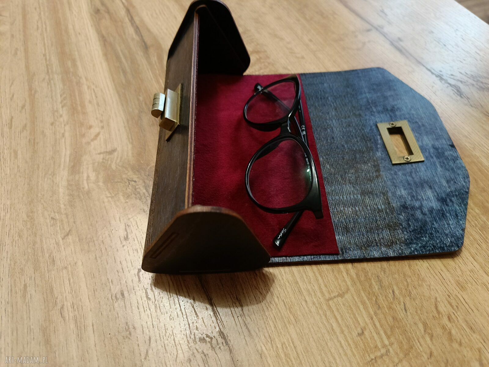 Drewniane etui na okulary z mosiężnym zamknięciem i możliwością personalizacji
