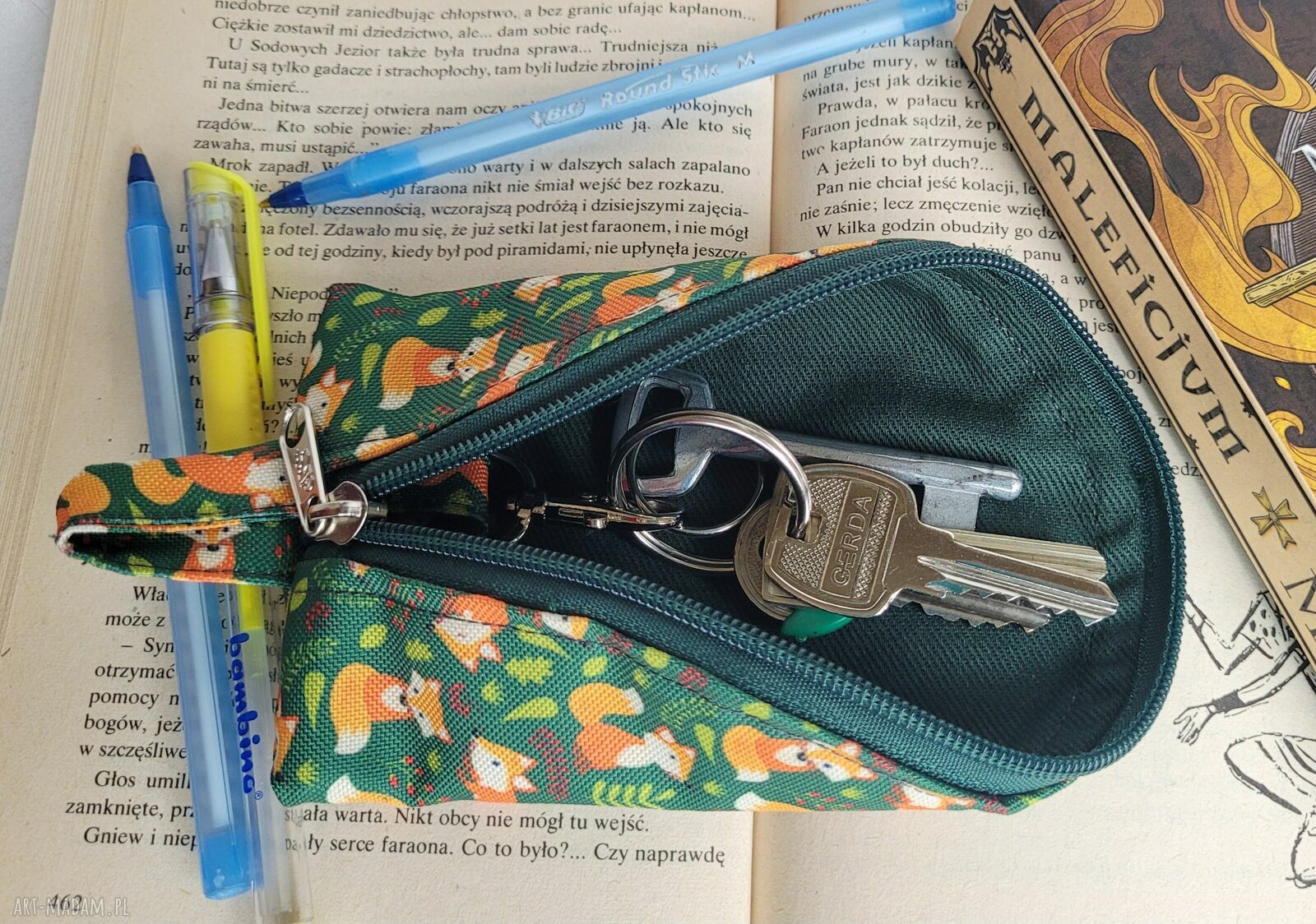 Etui na klucze: liski na zielonym - wodoodporne z odpinaną smyczą