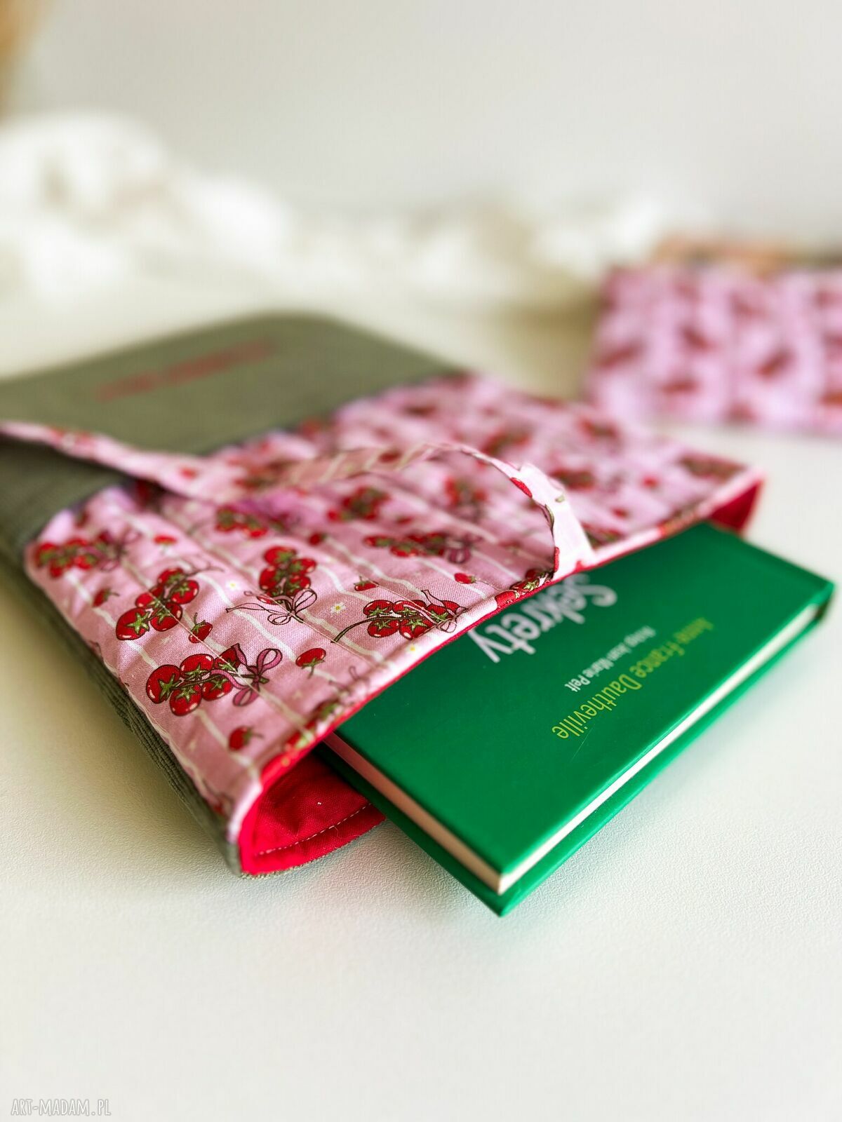 Etui na książkę w pomidorki - ręcznie szyte, z haftem „My happy place”