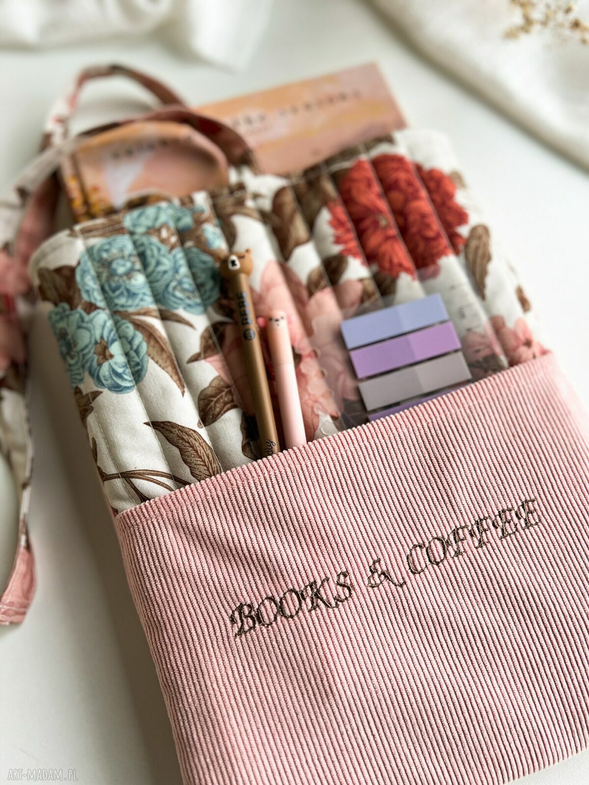Etui na książkę Books & Coffee - ręcznie szyte z haftem i kwiatowym wzorem