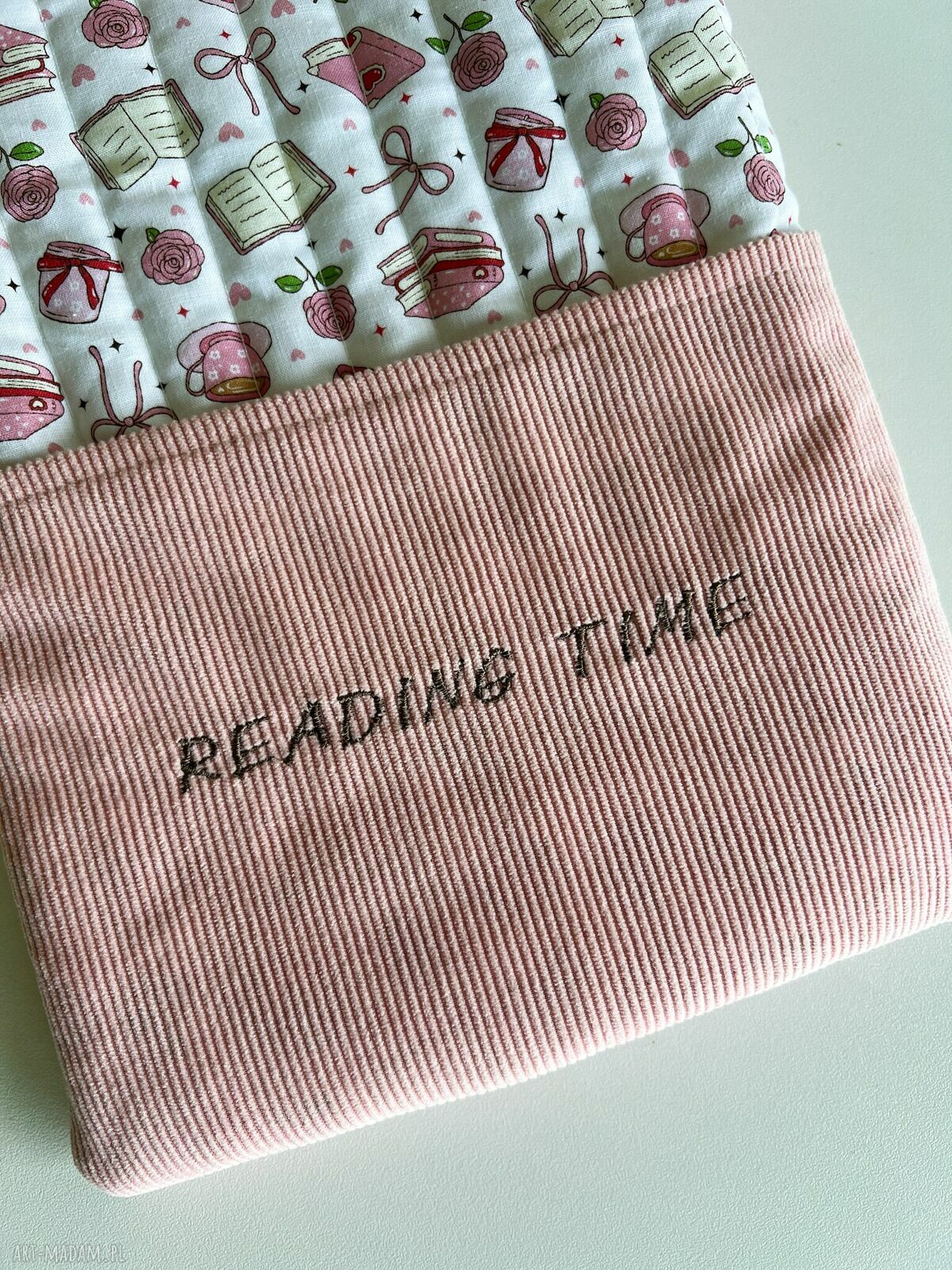 Etui na książkę - wakacyjny ochraniacz z haftem „Reading time”