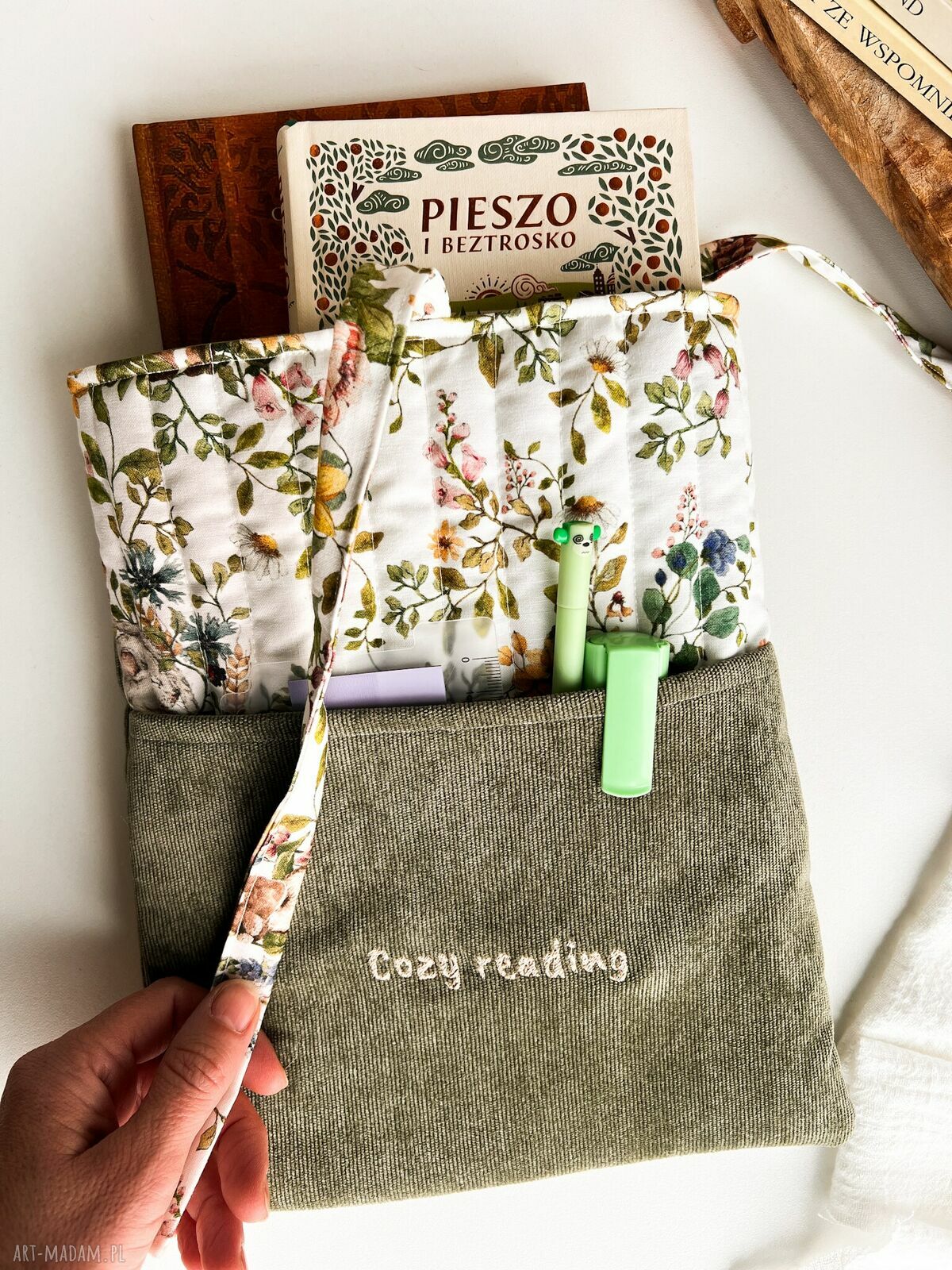 Etui na książkę Cozy reading - pokrowiec z haftem „Books & coffee”