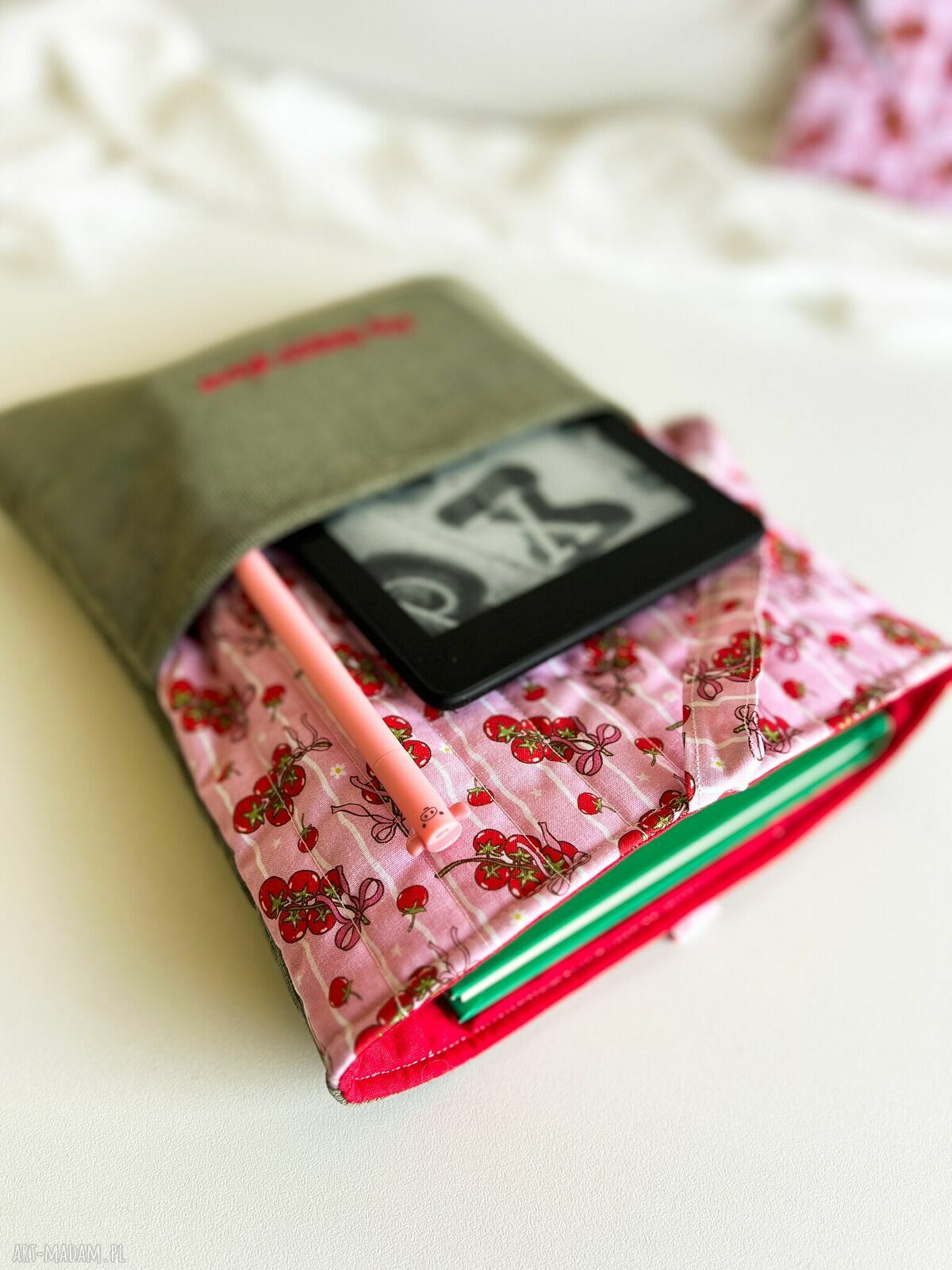 Etui na książkę w pomidorki - ręcznie szyte, z haftem „My happy place”