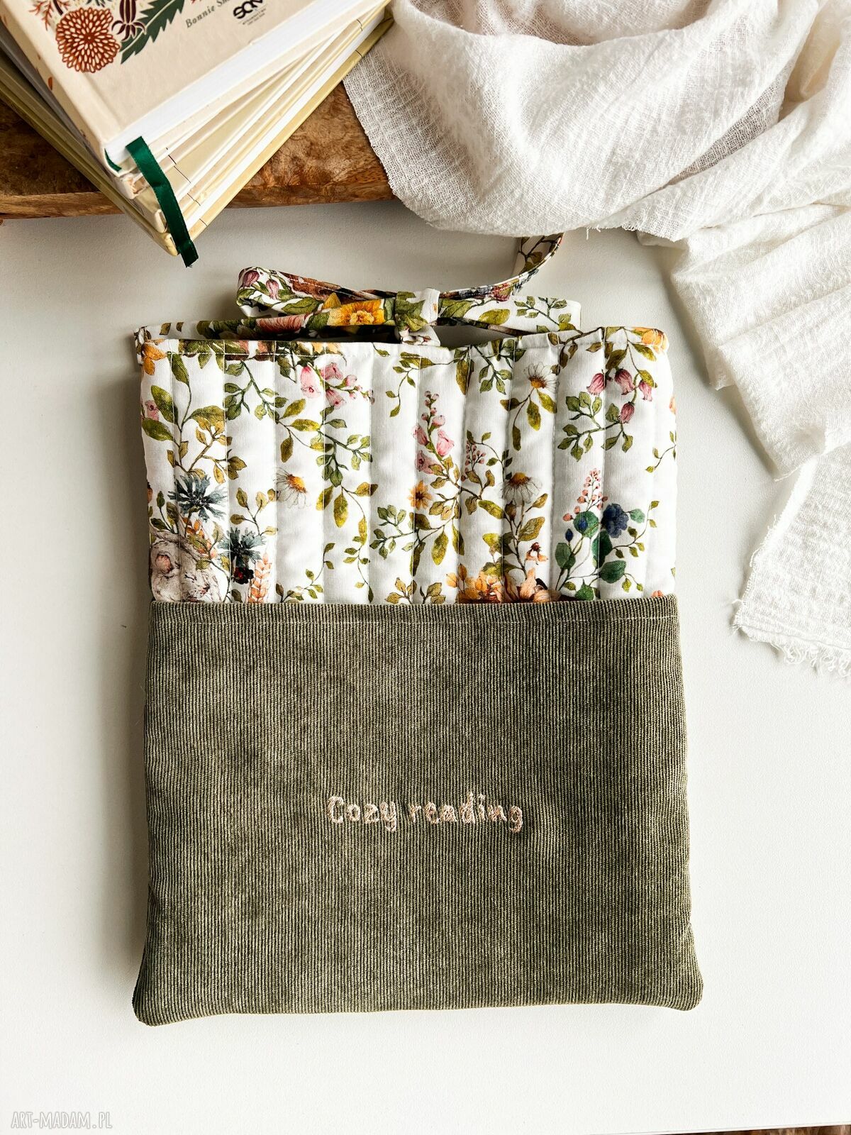Etui na książkę Cozy reading - pokrowiec z haftem „Books & coffee”