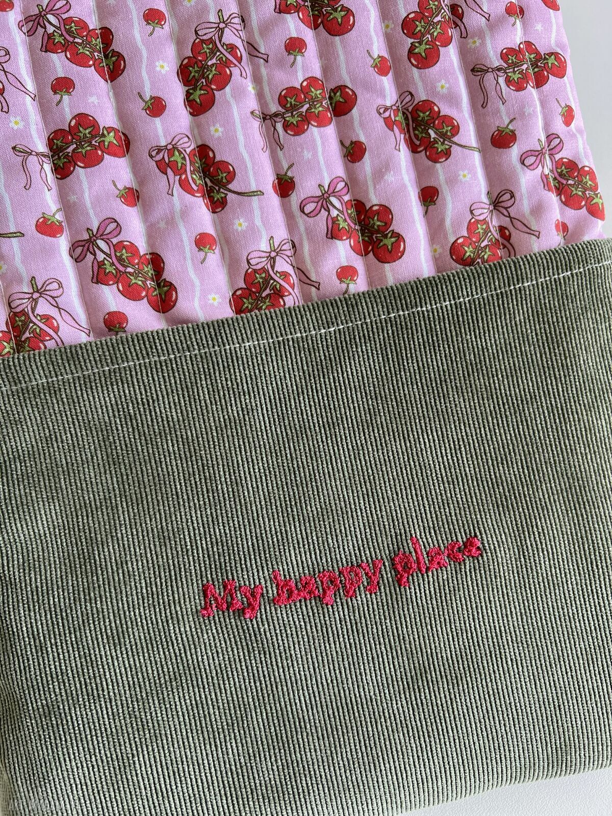Etui na książkę w pomidorki - ręcznie szyte, z haftem „My happy place”
