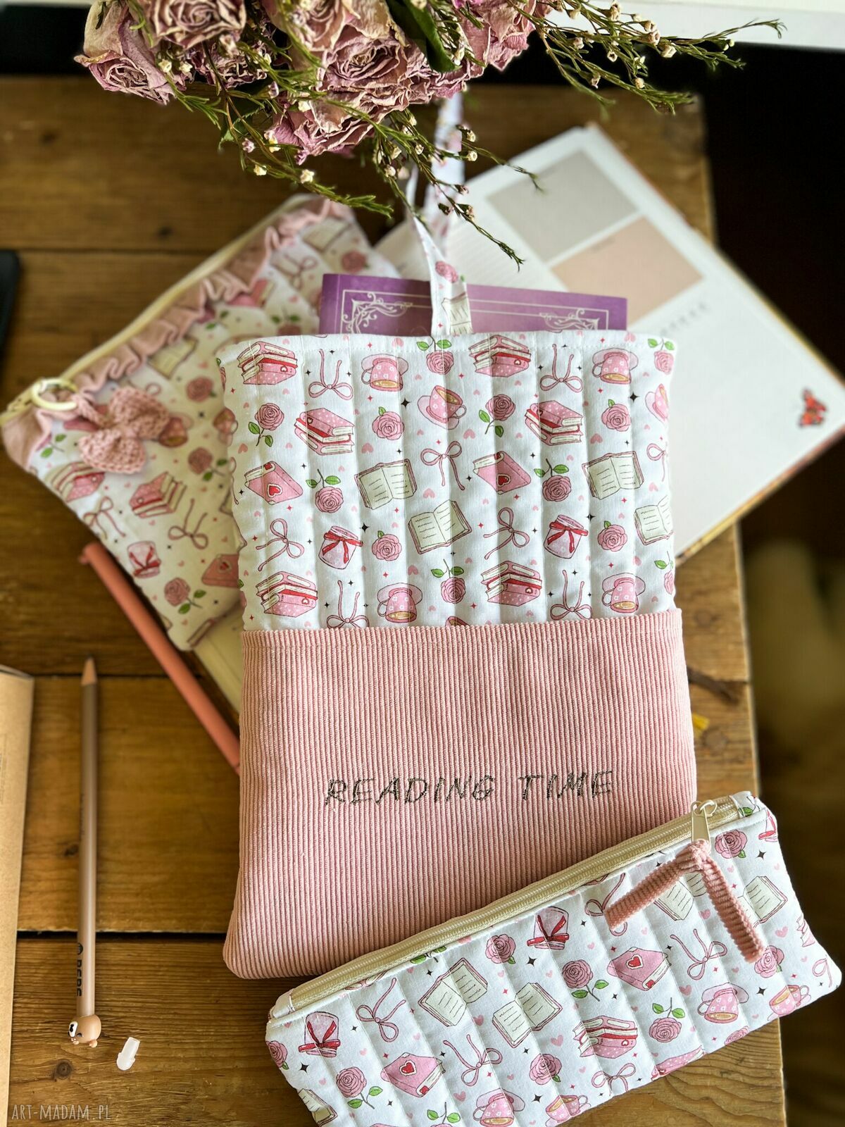 Etui na książkę - wakacyjny ochraniacz z haftem „Reading time”