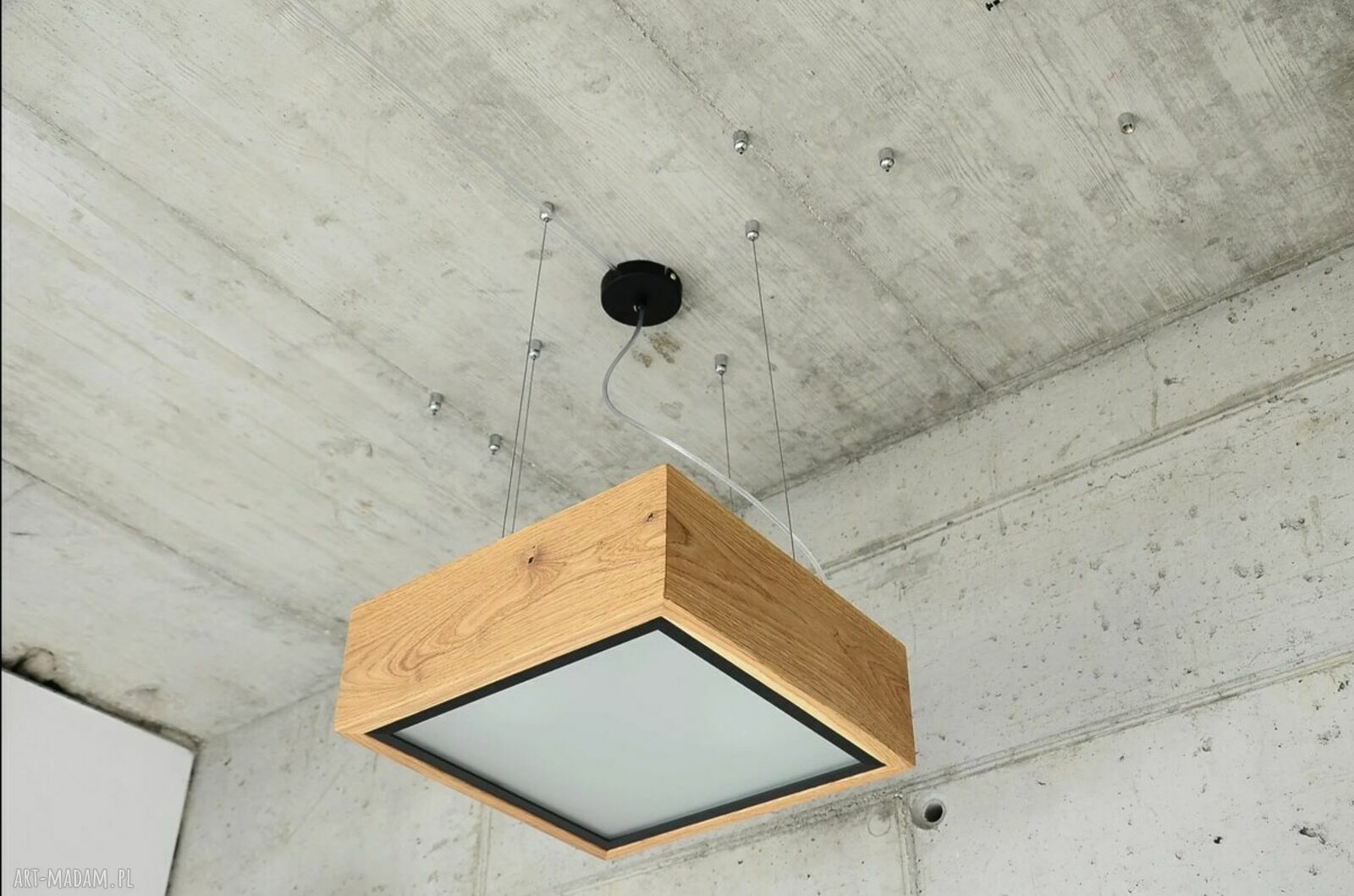 Drewniana lampa sufitowa na linkach wisząca nad stół i wyspę do salonu i sypialni