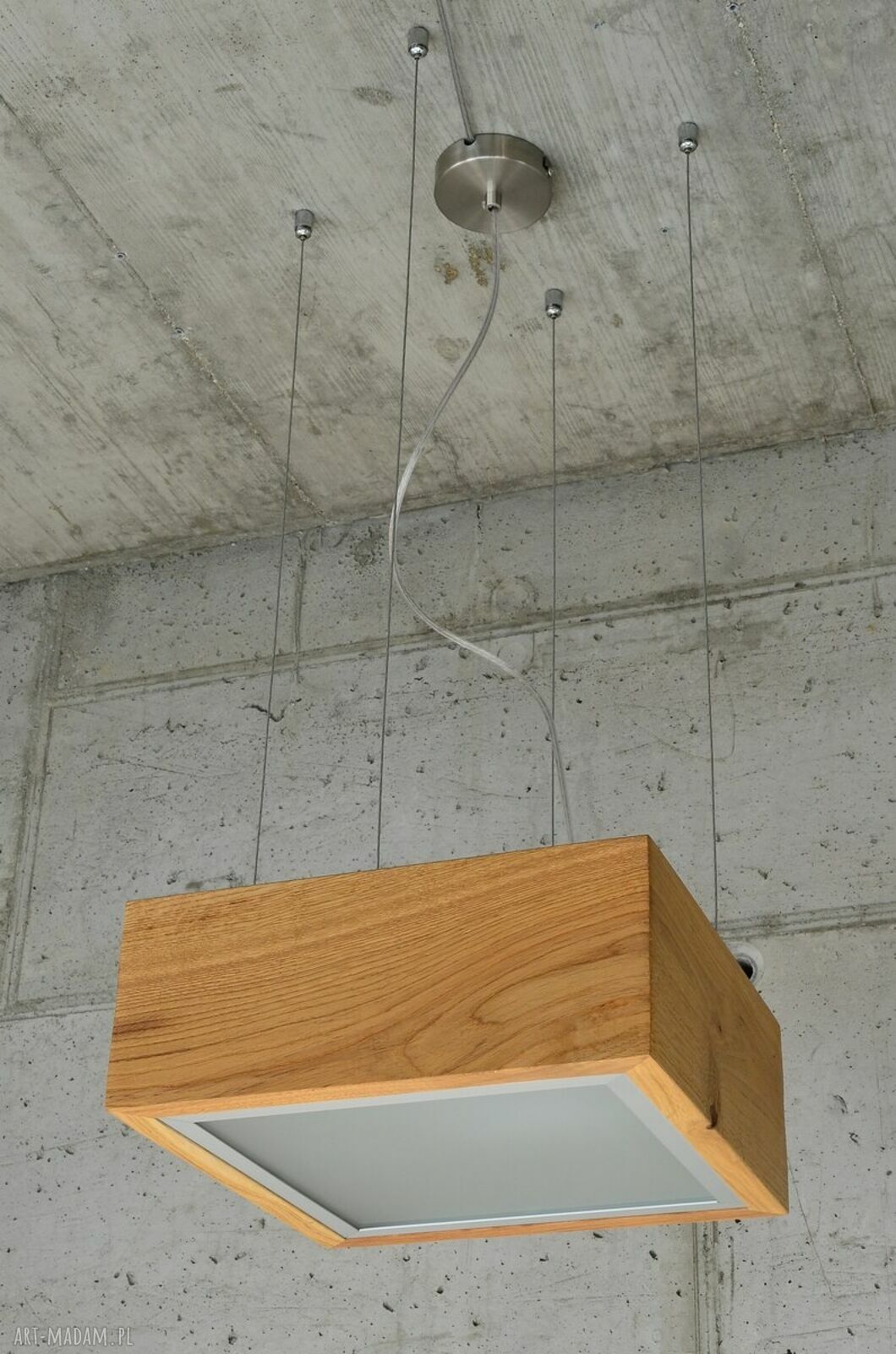 Drewniana lampa sufitowa na linkach wisząca nad stół i wyspę do salonu i sypialni