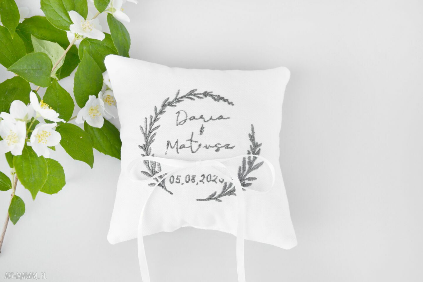 Poduszka na obrączki z haftem personalizowanym - biała bawełna 18x18 cm