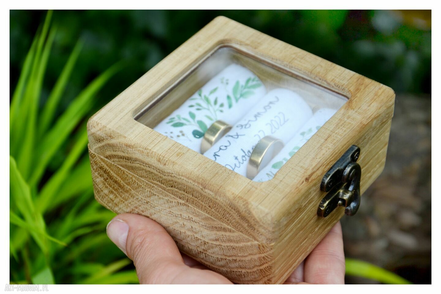 Dębowe pudełko na obrączki z okienkiem - personalizowane na ślub