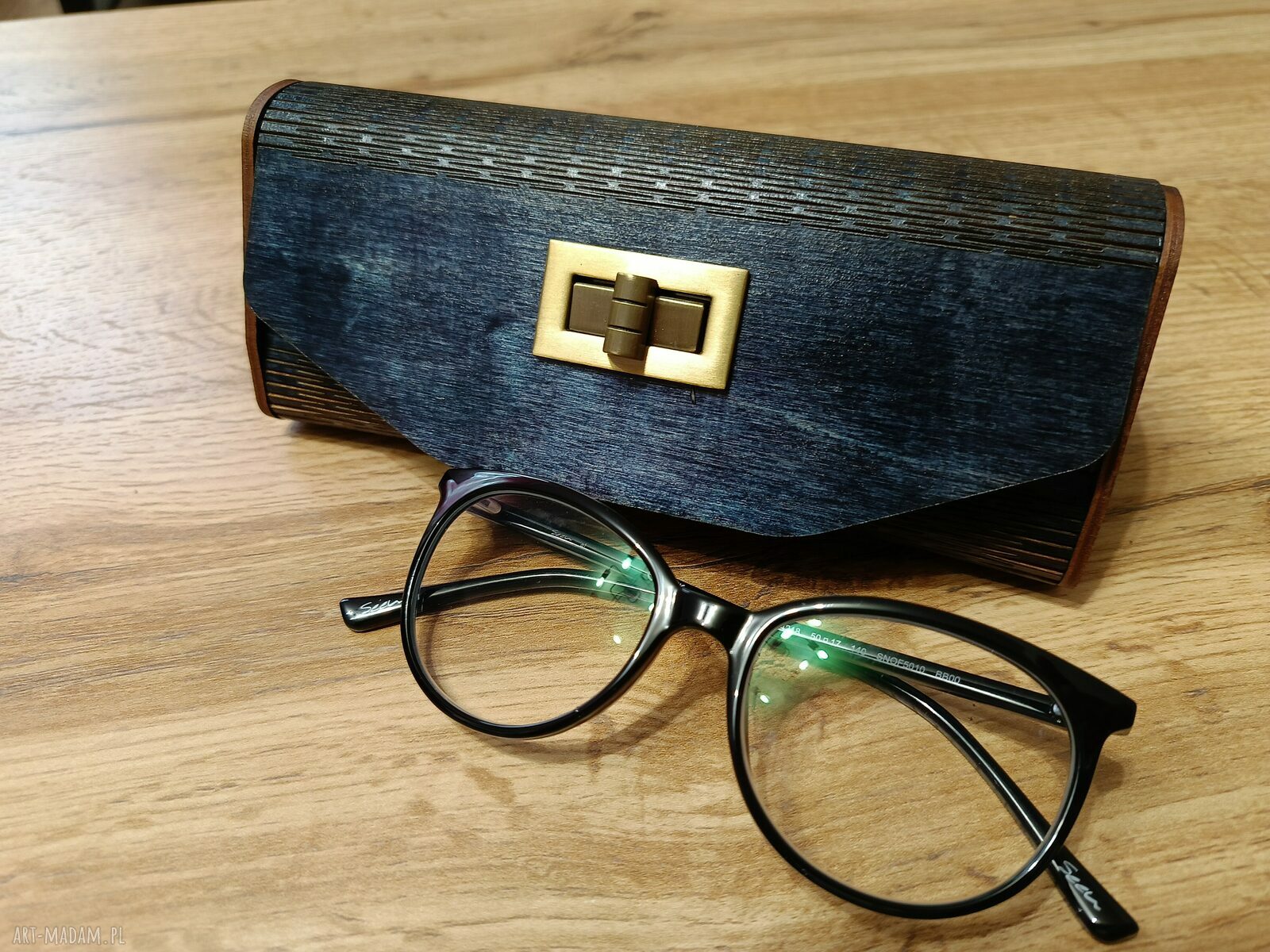 Drewniane etui na okulary z mosiężnym zamknięciem i możliwością personalizacji