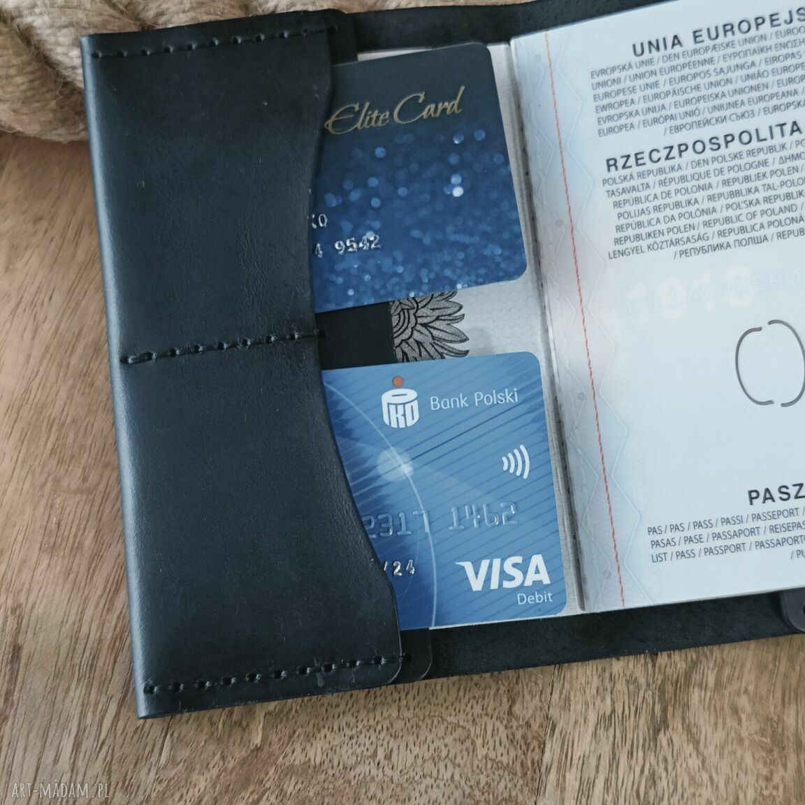 Skórzane etui na paszport z godłem i grawerem imienia