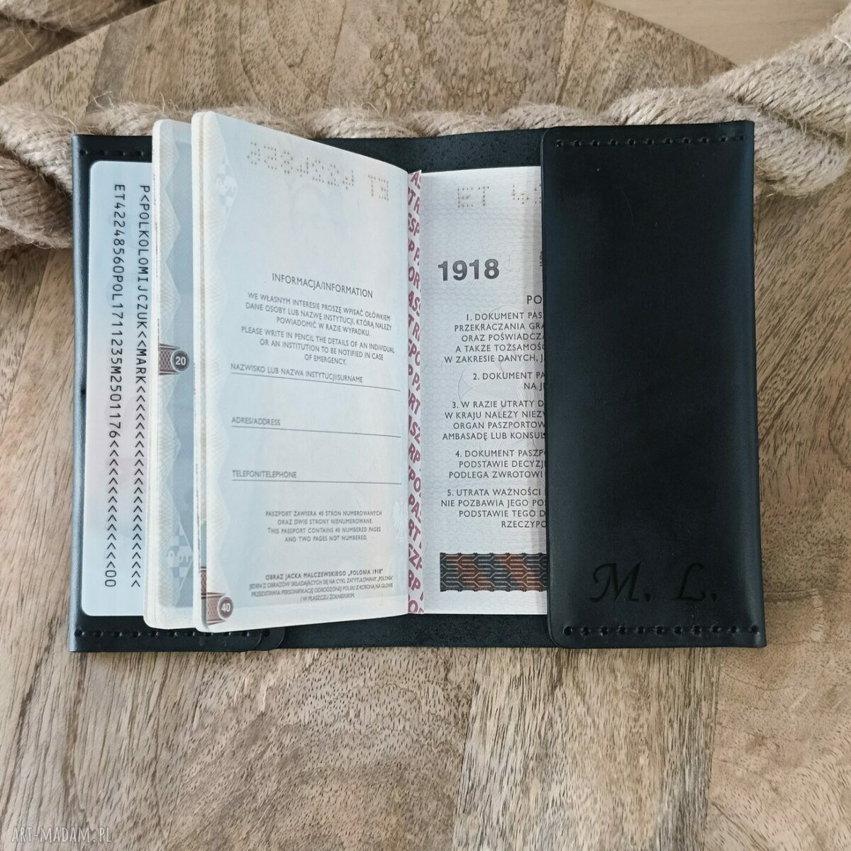 Personalizowane czarne etui na paszport z grawerem z włoskiej skóry Crazy Horse