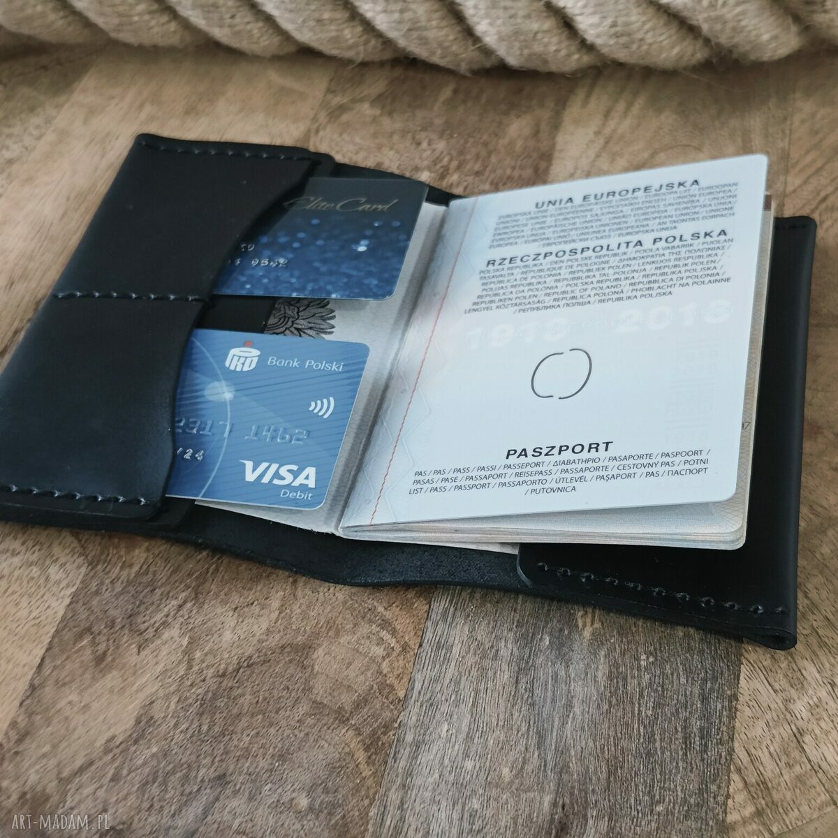 Personalizowane czarne etui na paszport z grawerem z włoskiej skóry Crazy Horse