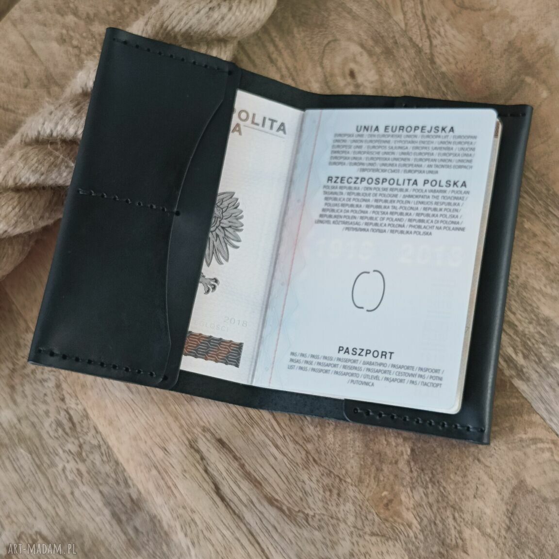 Personalizowane czarne etui na paszport z grawerem z włoskiej skóry Crazy Horse