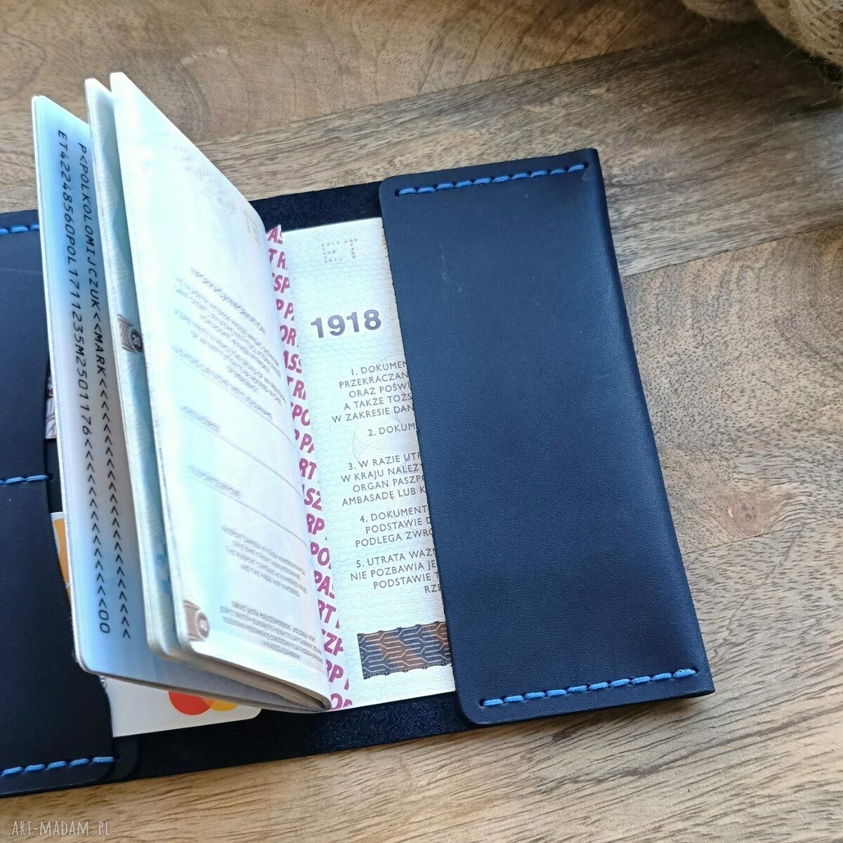 Skórzane etui na paszport z grawerem - granatowe, ręcznie robione