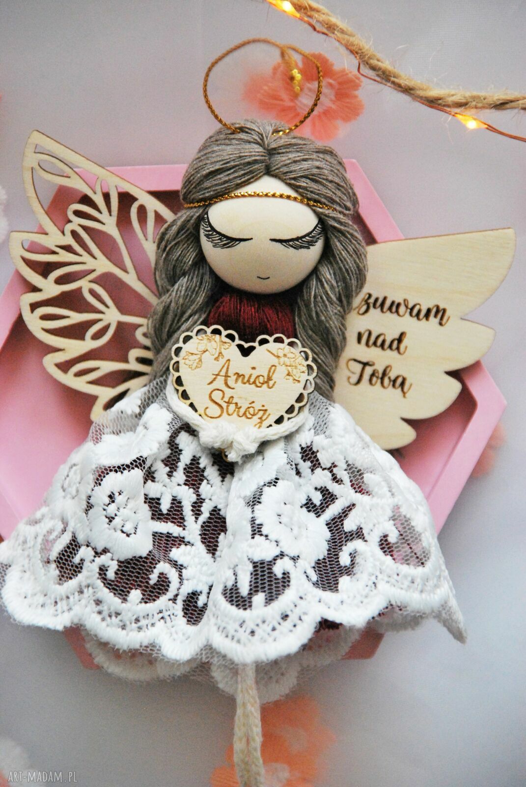 Anioł Stróż bordowy - zawieszka na prezent, makramowy aniołek handmade