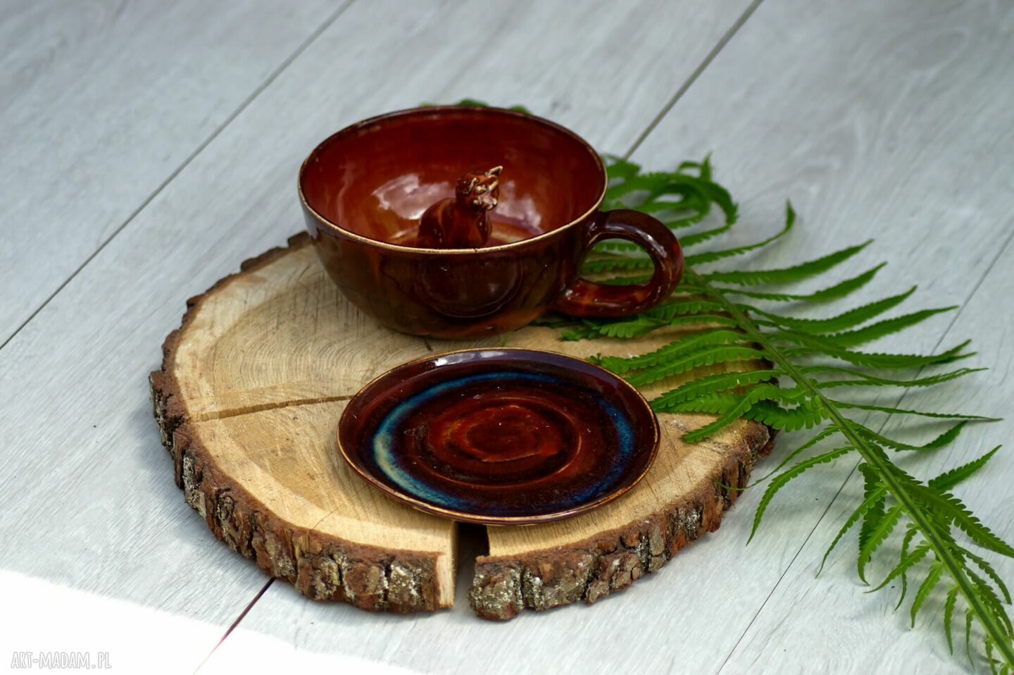Ceramiczna filiżanka z figurką kota - ciepło brązowa z odcieniem pomarańczy