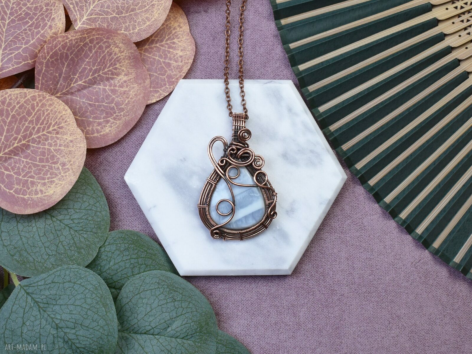 Miedziany wisiorek z opalem w technice wire wrapping ręcznie robiony