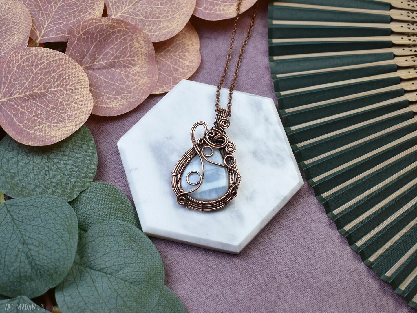 Miedziany wisiorek z opalem w technice wire wrapping ręcznie robiony