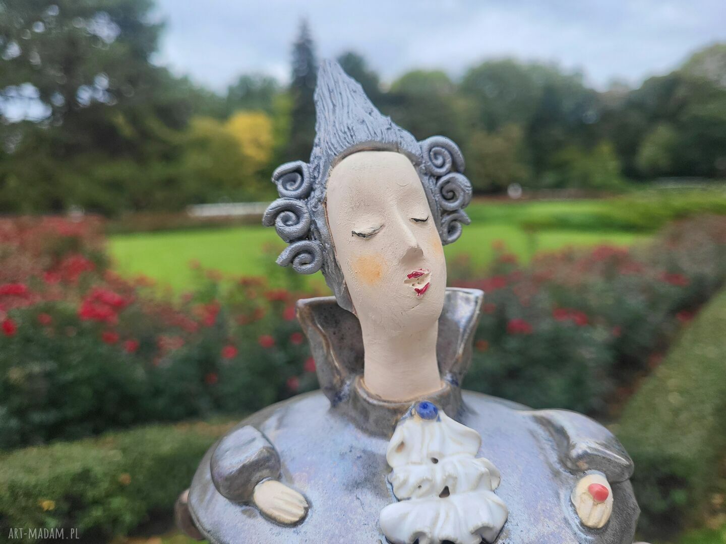 Pojemnik na różności z przykrywką - ceramiczna rzeźba postać
