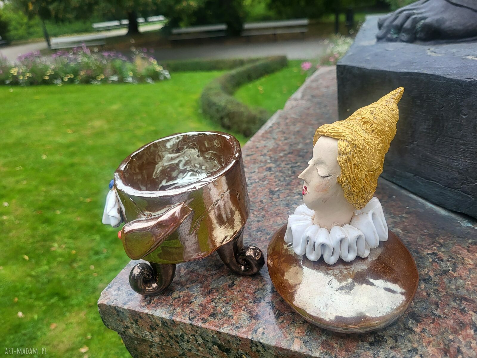 Pojemnik na różności z przykrywką - rzeźba ceramiczna postać