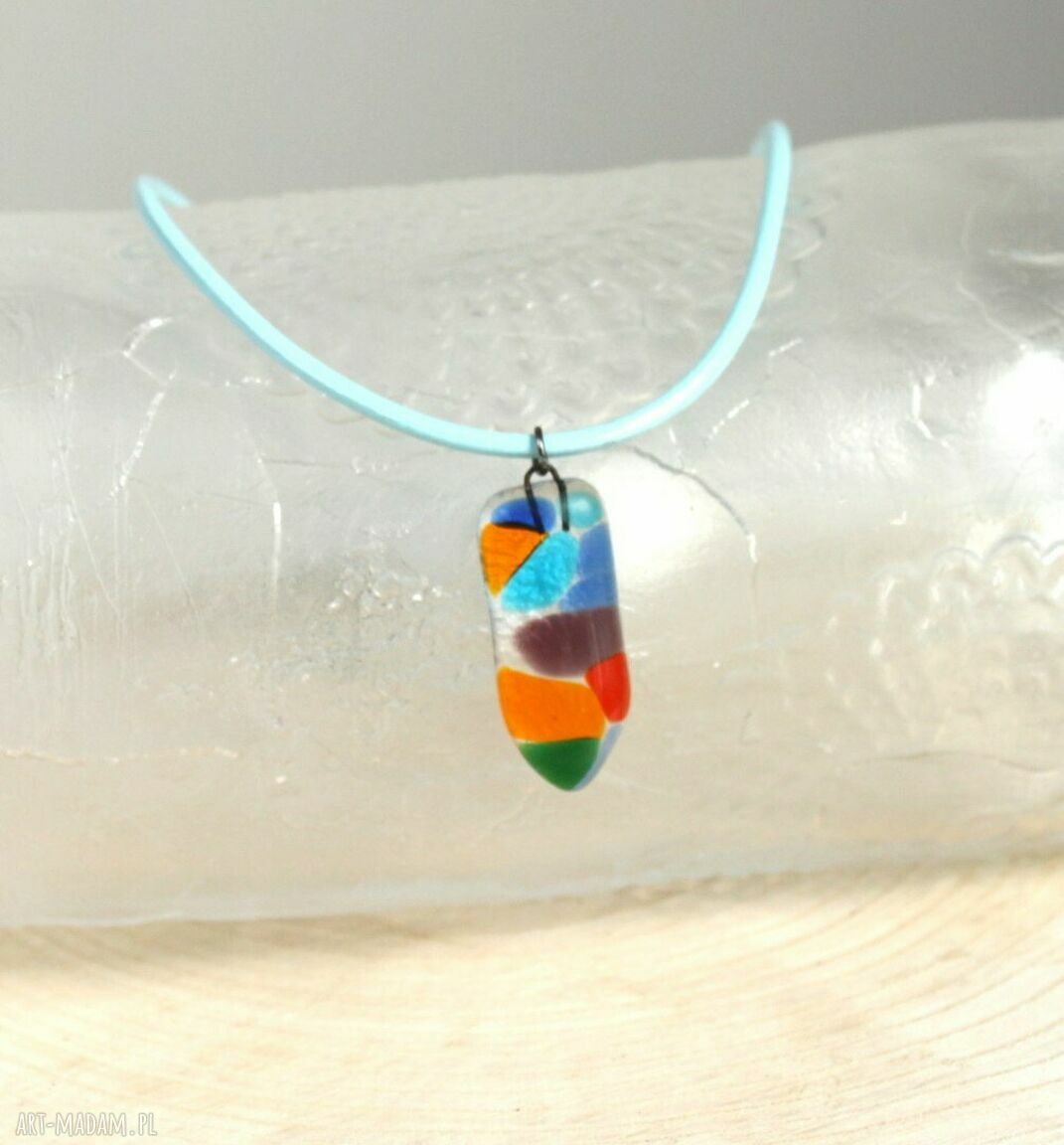 Jasnoniebieski szklany wisiorek na rzemyku - damski naszyjnik handmade