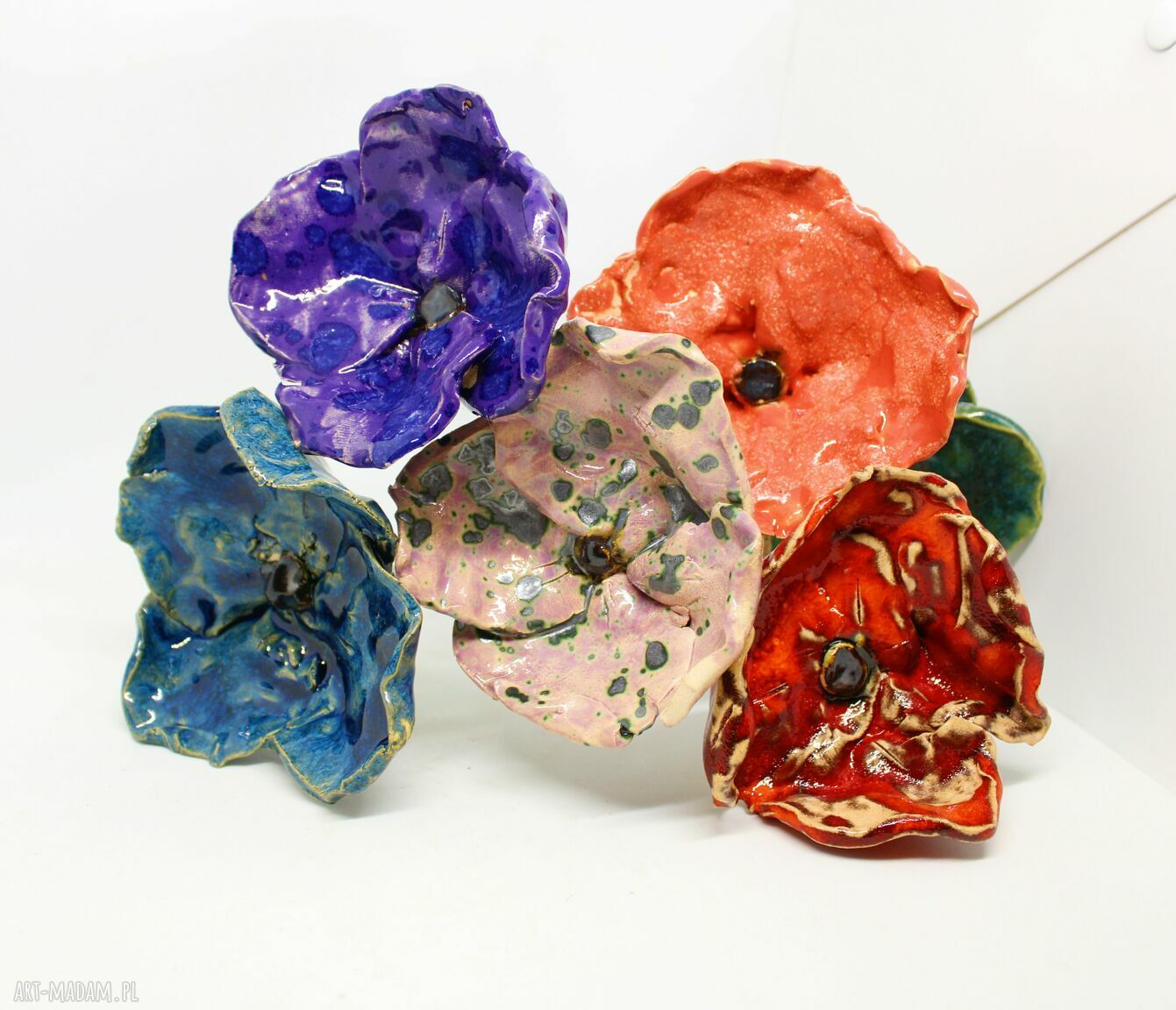 Wielkie ceramiczne kwiaty na drucie - dekoracja handmade z gliny szamotowej
