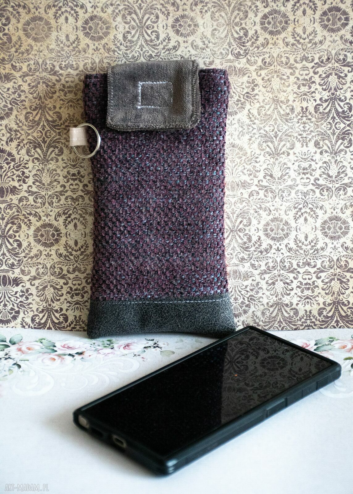 Etui na telefon z haftem sarny - ręcznie szyte