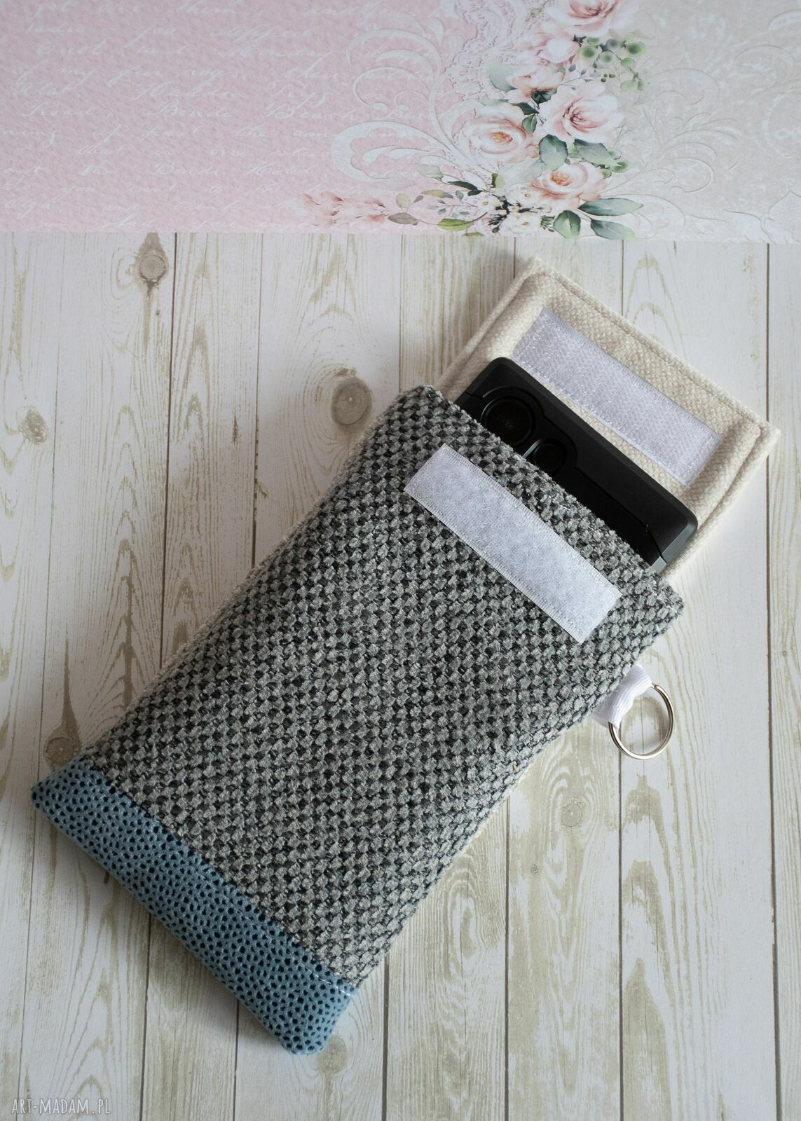 Etui na telefon z haftem słonika - na szczęście