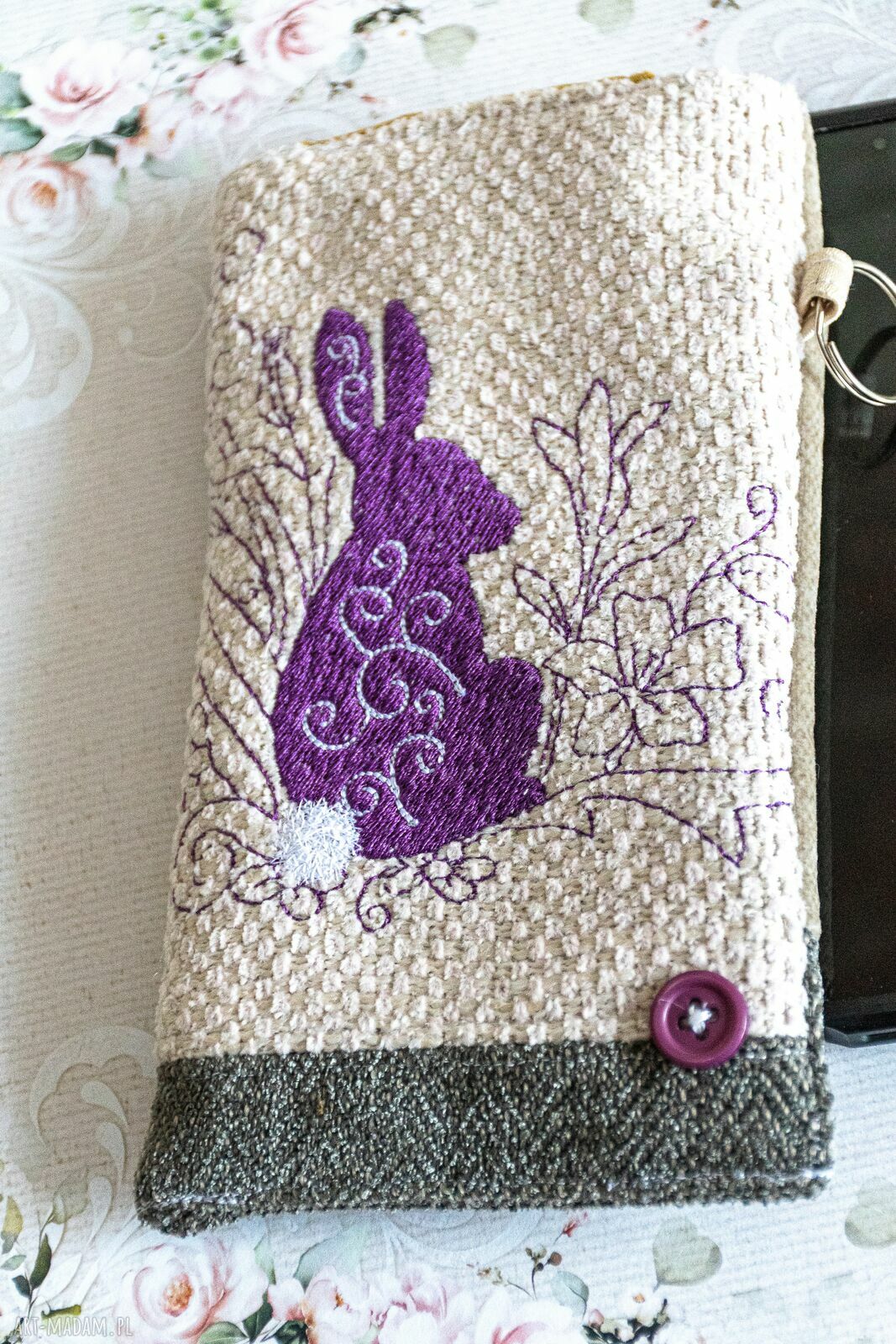 Ręcznie szyte etui na telefon z haftem zajączka