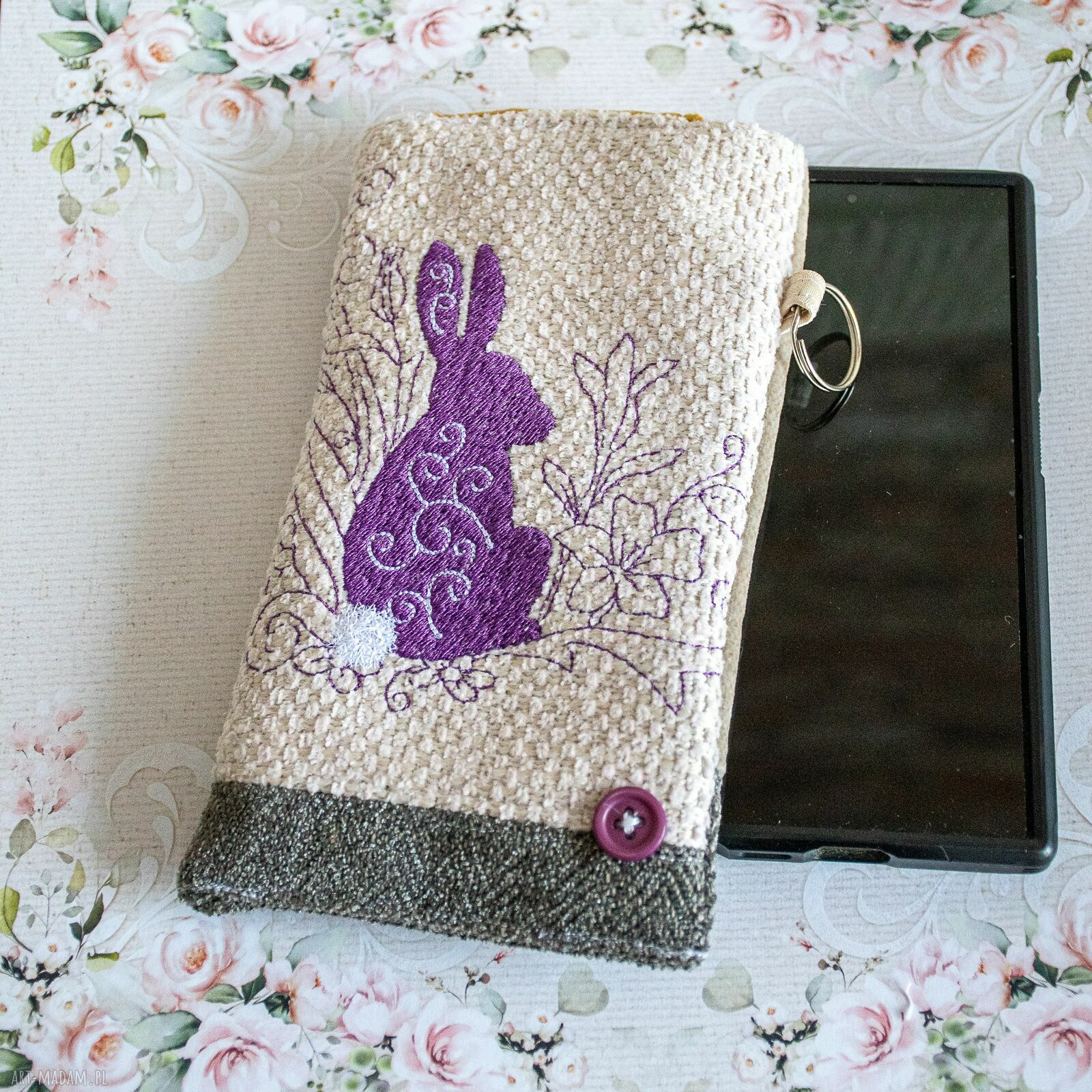 Ręcznie szyte etui na telefon z haftem zajączka