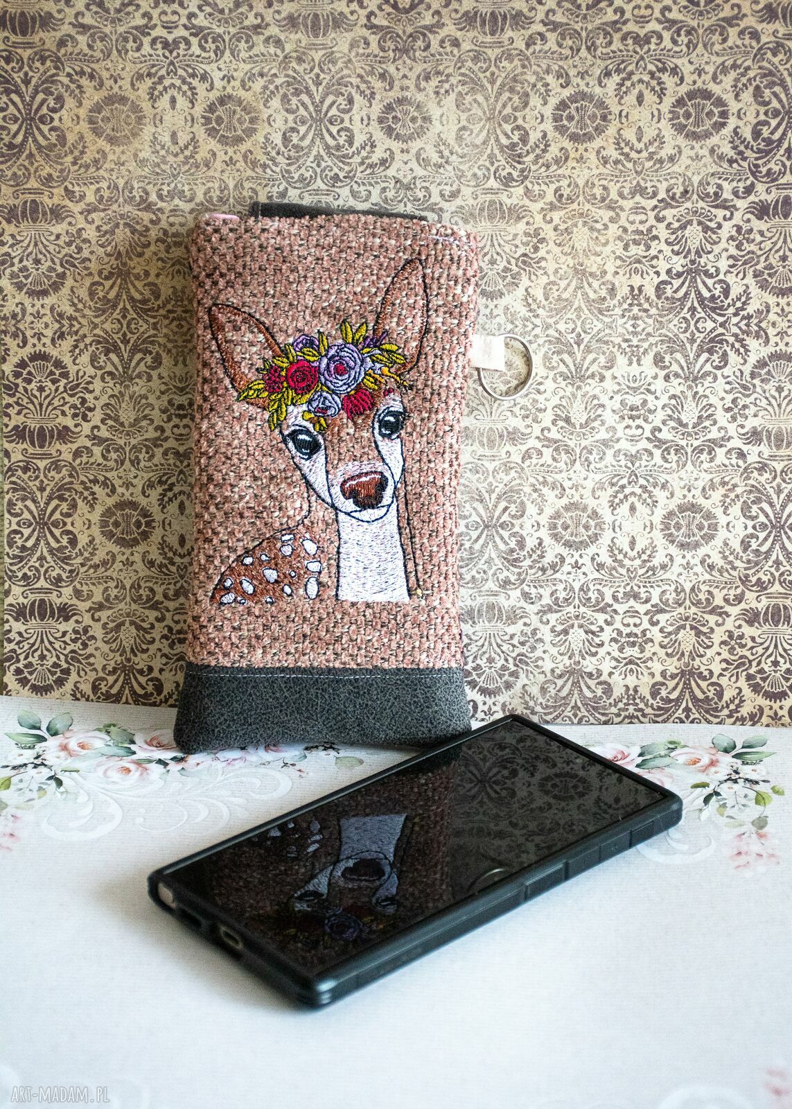 Etui na telefon z haftem sarny - ręcznie szyte