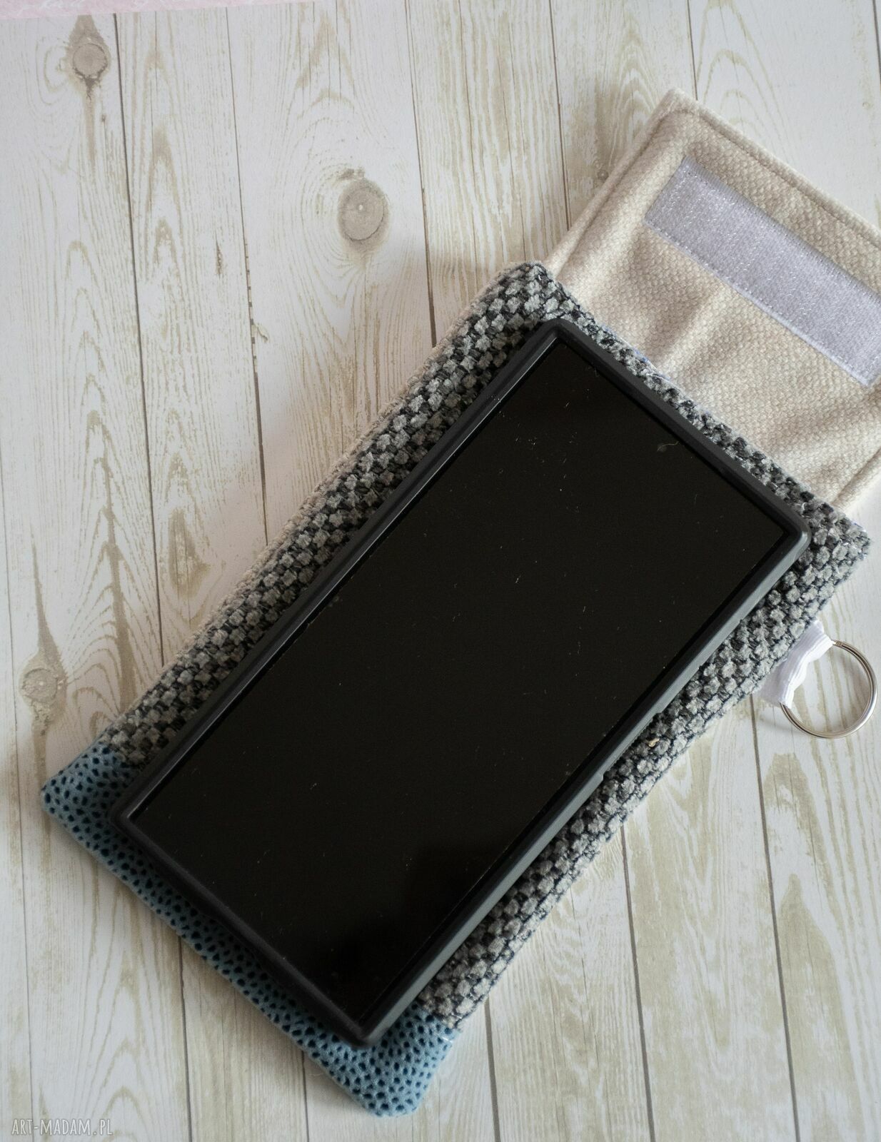 Etui na telefon z haftem słonika - na szczęście