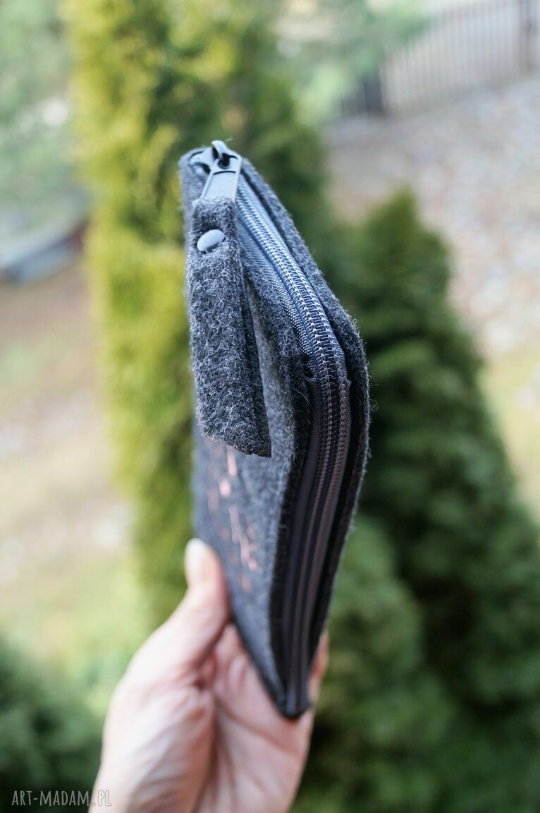 Etui na telefon Doggie - grafitowy pokrowiec z haftowanym pieskiem i psimi łapkami